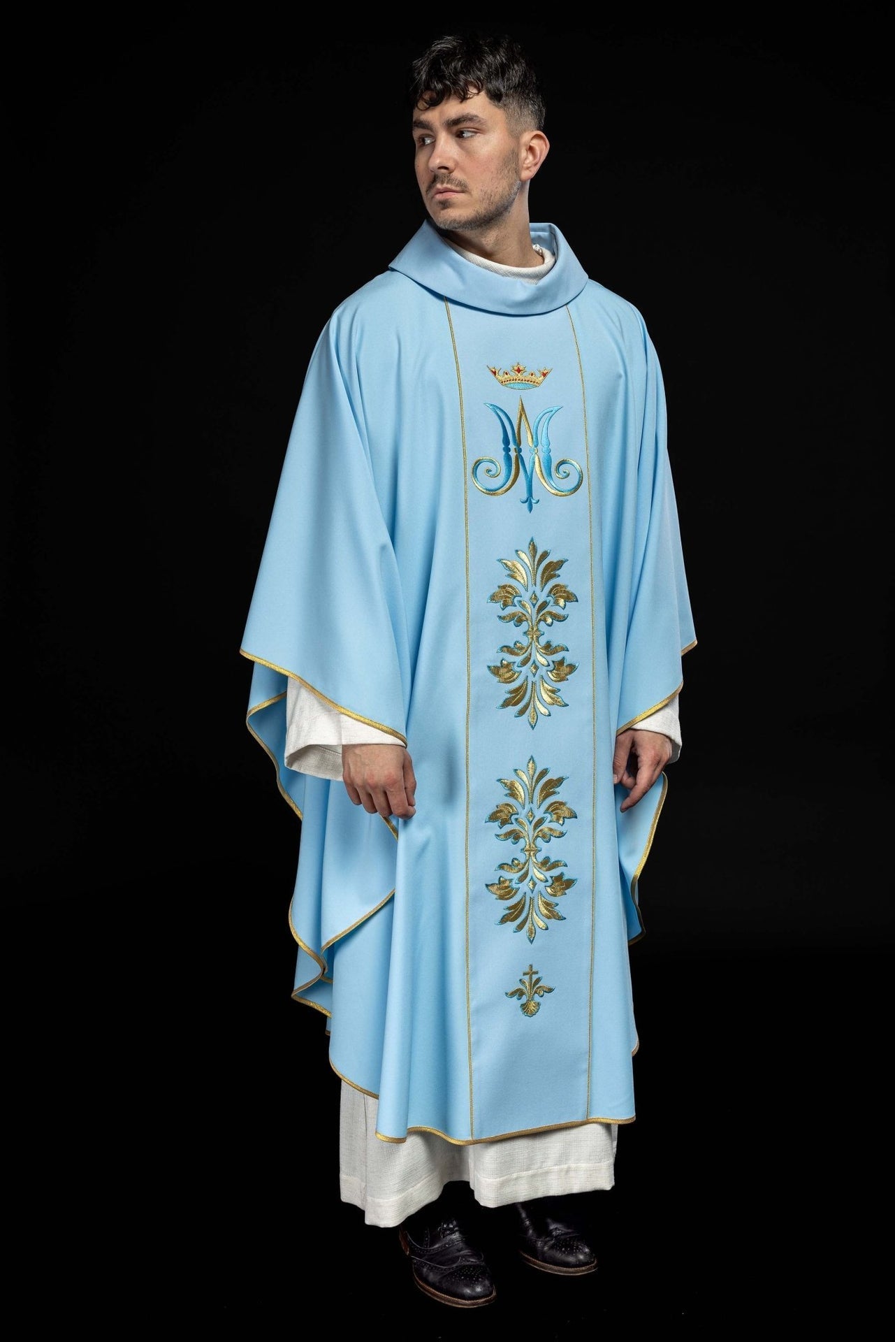 Ornat Maryjny Niebieski Haftowany - Szaty Liturgiczne z Symbolem Maryjnym - SZATYLITURGICZNE.PL