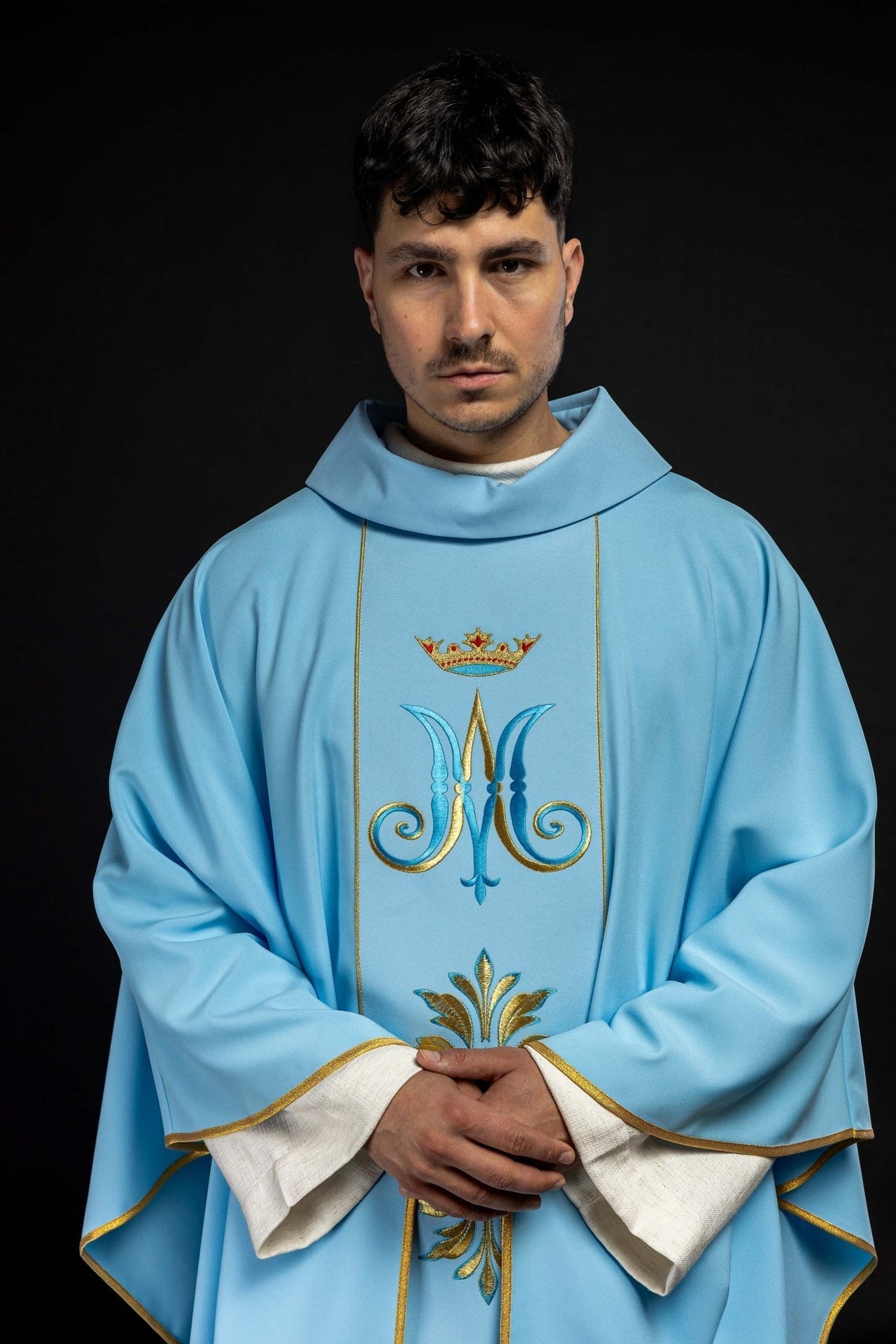 Ornat Maryjny Niebieski Haftowany - Szaty Liturgiczne z Symbolem Maryjnym - SZATYLITURGICZNE.PL