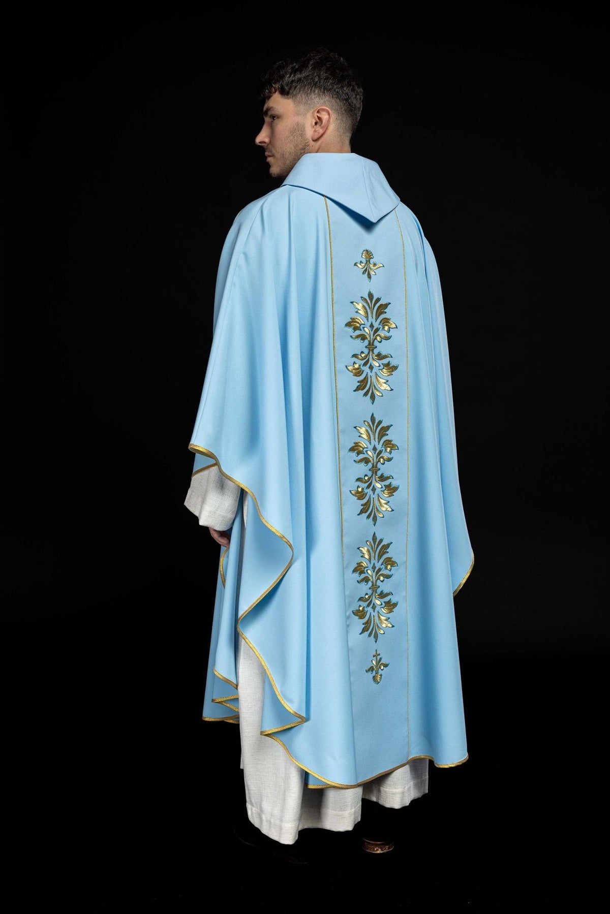 Ornat Maryjny Niebieski Haftowany - Szaty Liturgiczne z Symbolem Maryjnym - SZATYLITURGICZNE.PL