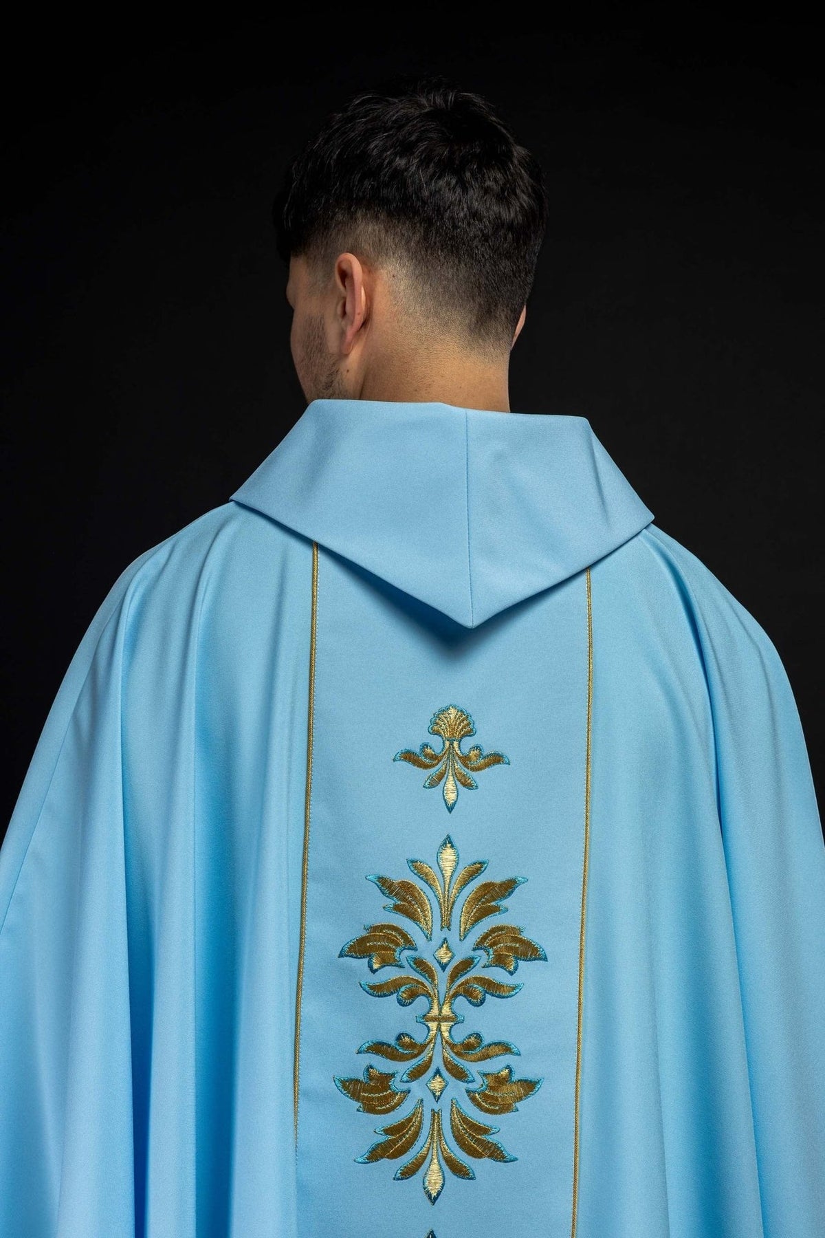 Ornat Maryjny Niebieski Haftowany - Szaty Liturgiczne z Symbolem Maryjnym - SZATYLITURGICZNE.PL