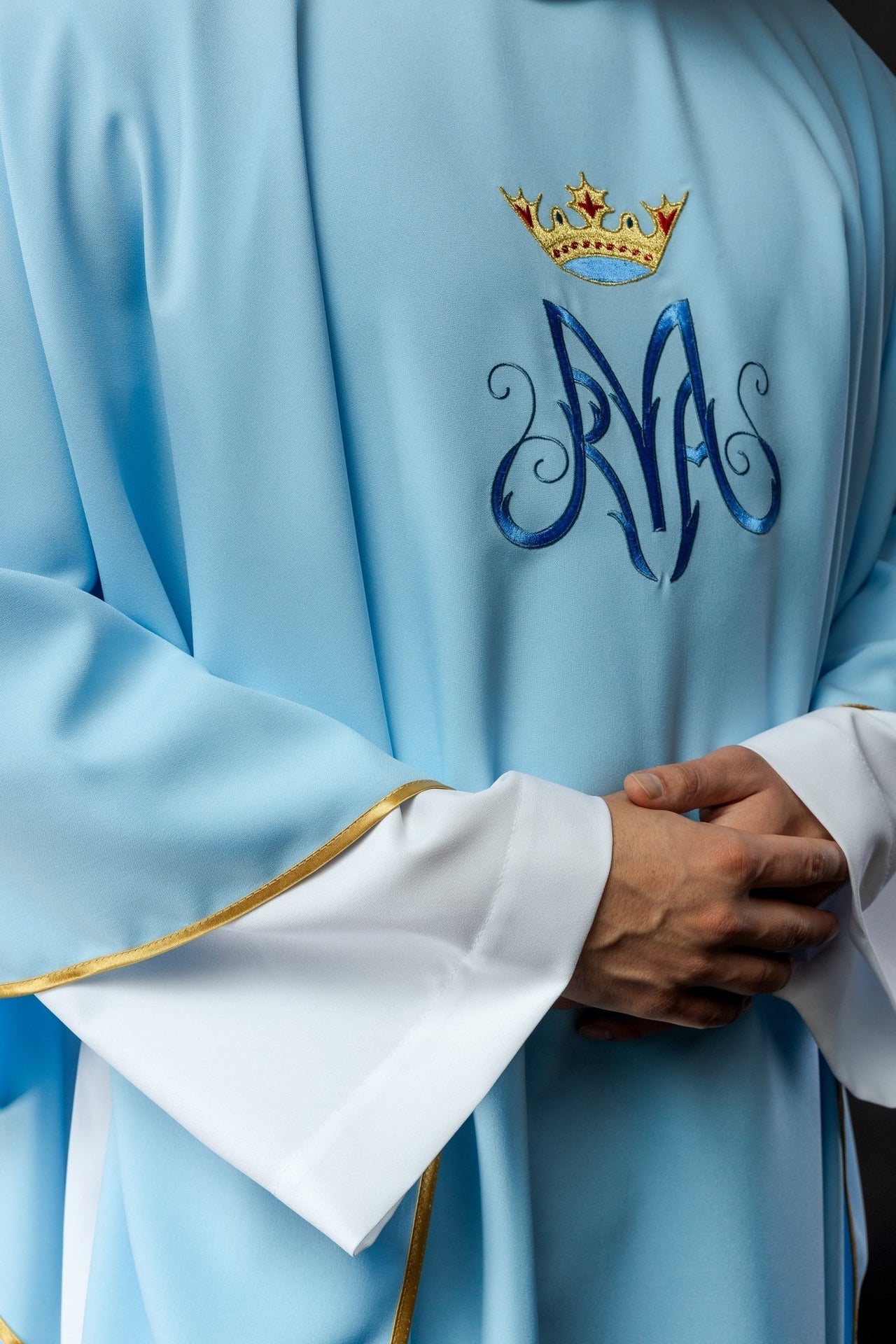 Ornat Maryjny Niebieski z Haftem Eucharystycznym i Złotą Lamówką - SZATYLITURGICZNE.PL