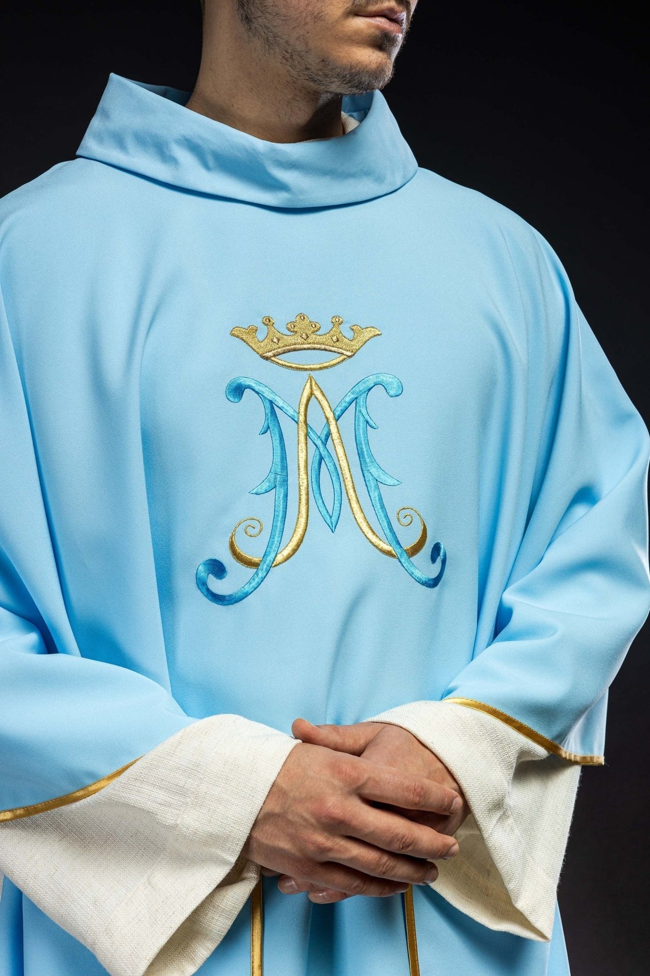 Ornat Maryjny Niebieski z Haftowanym Herbem i Złotą Koroną - SZATYLITURGICZNE.PL