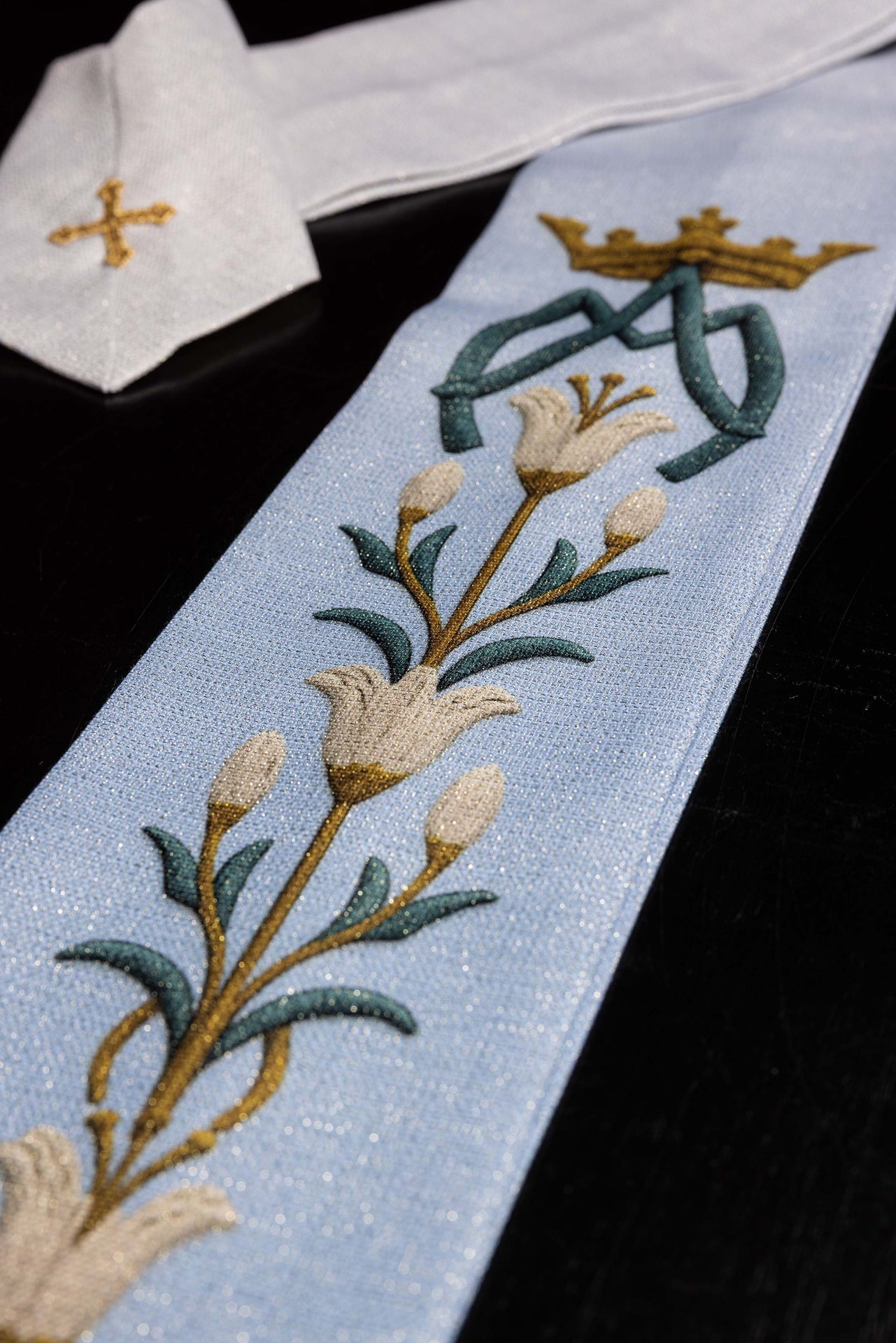 Ornat Maryjny Niebiesko - Ecru Lilie i Monogram - Druk Wysokiej Jakości - SZATYLITURGICZNE.PL