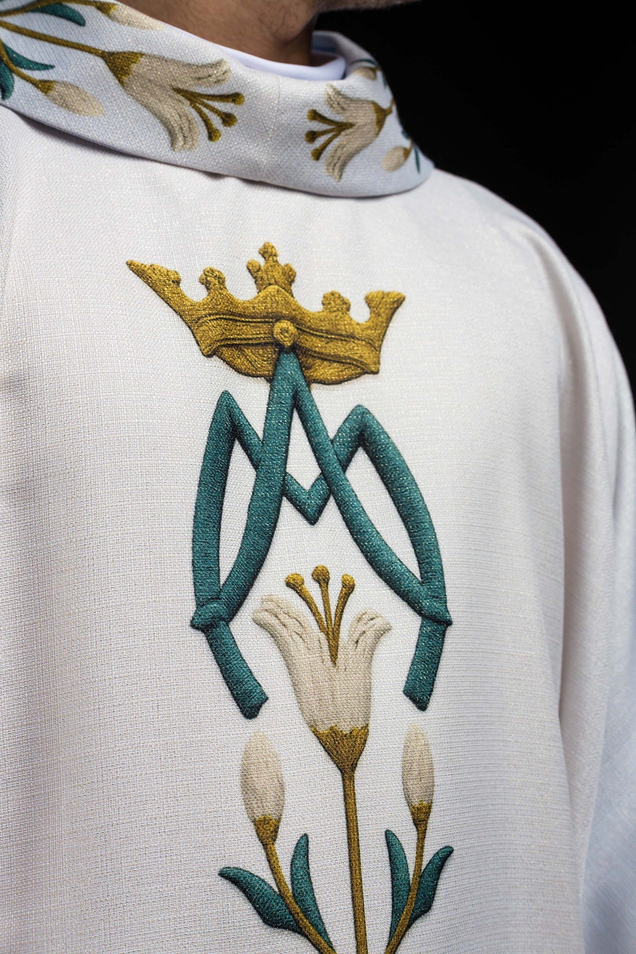 Ornat Maryjny Niebiesko - Ecru Lilie i Monogram - Druk Wysokiej Jakości - SZATYLITURGICZNE.PL