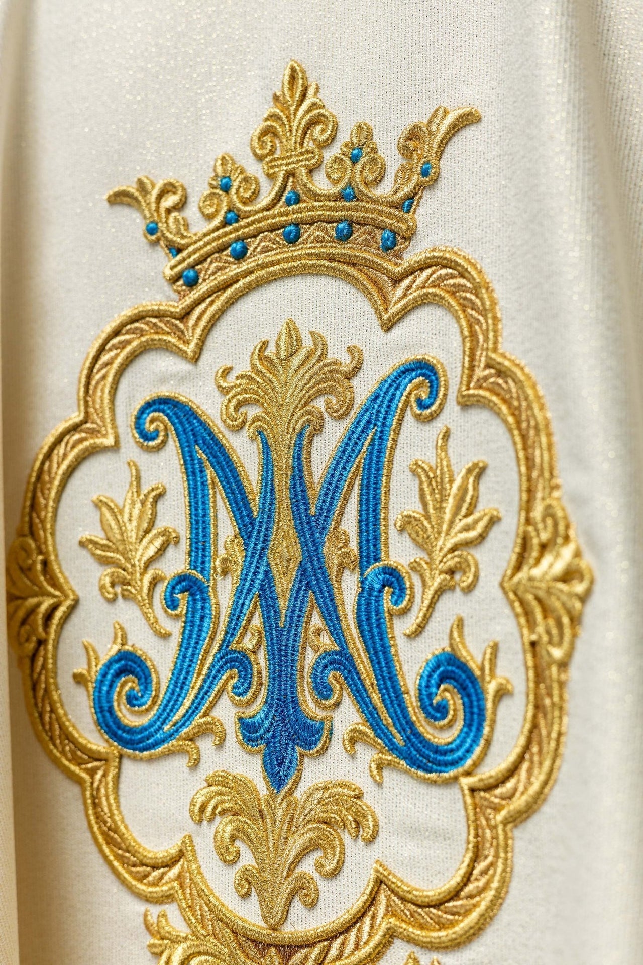 Ornat Maryjny z Haftem Herbu i Złotą Koroną - Elegancki Strój Liturgiczny - SZATYLITURGICZNE.PL