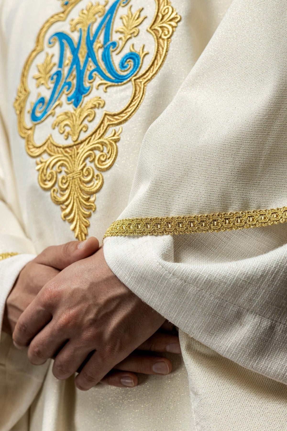 Ornat Maryjny z Haftem Herbu i Złotą Koroną - Elegancki Strój Liturgiczny - SZATYLITURGICZNE.PL