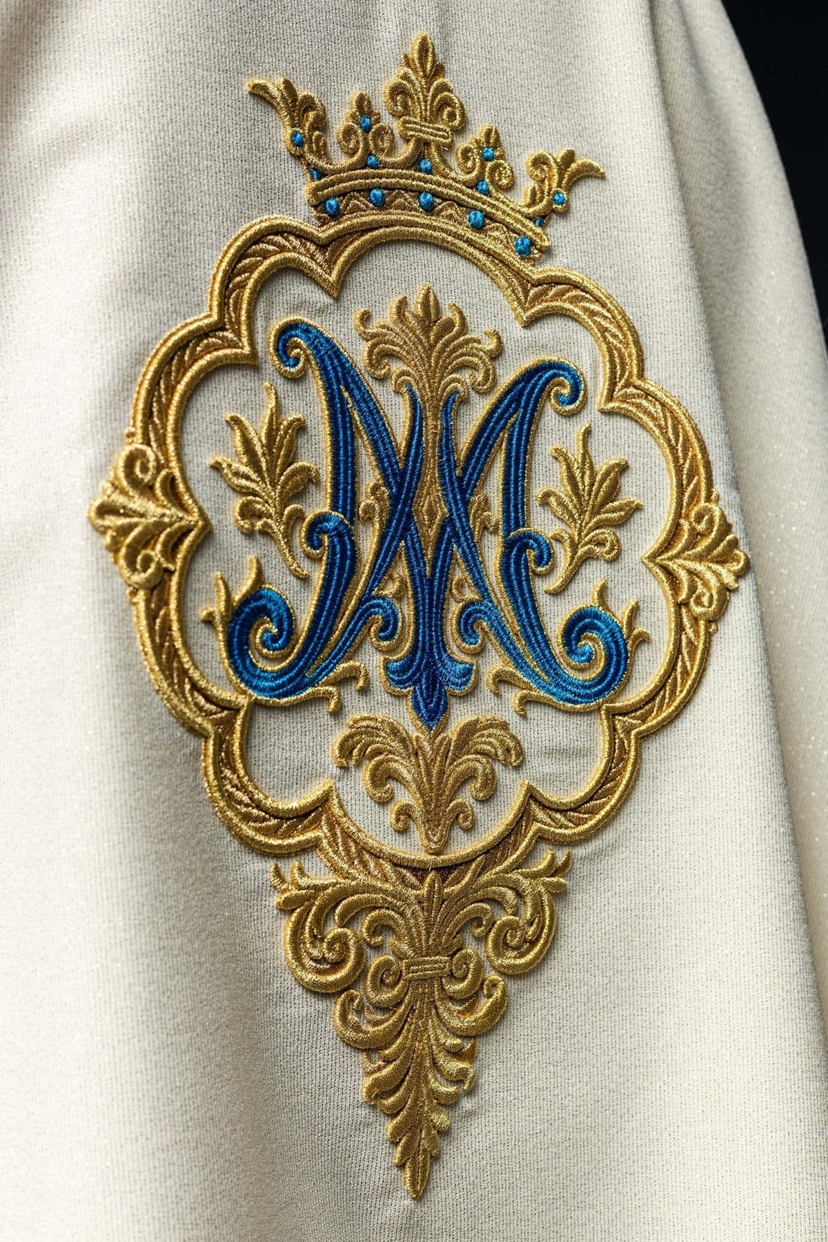 Ornat Maryjny z Haftem Herbu i Złotą Koroną - Elegancki Strój Liturgiczny - SZATYLITURGICZNE.PL