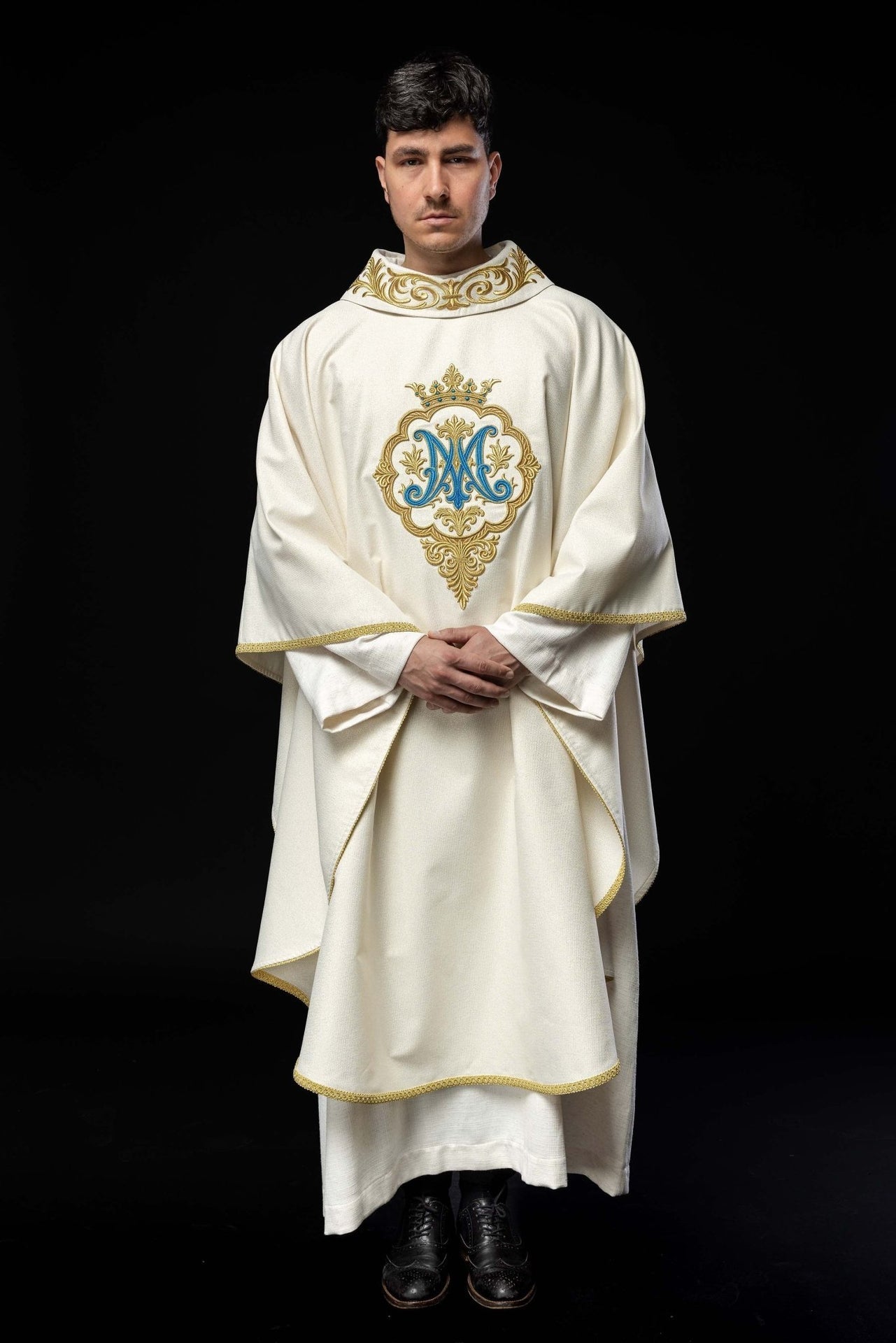 Ornat Maryjny z Haftem Herbu i Złotą Koroną - Elegancki Strój Liturgiczny - SZATYLITURGICZNE.PL