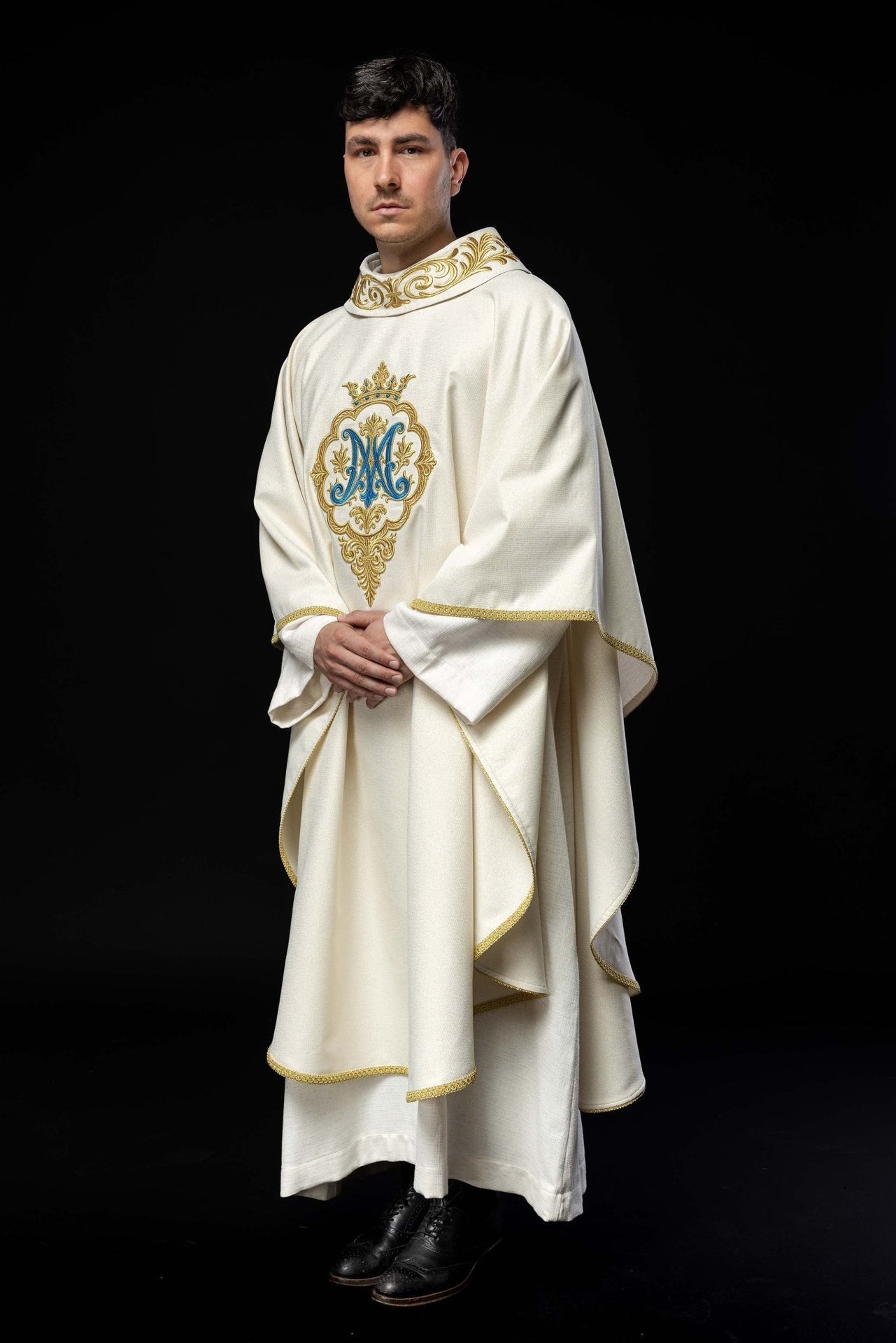 Ornat Maryjny z Haftem Herbu i Złotą Koroną - Elegancki Strój Liturgiczny - SZATYLITURGICZNE.PL