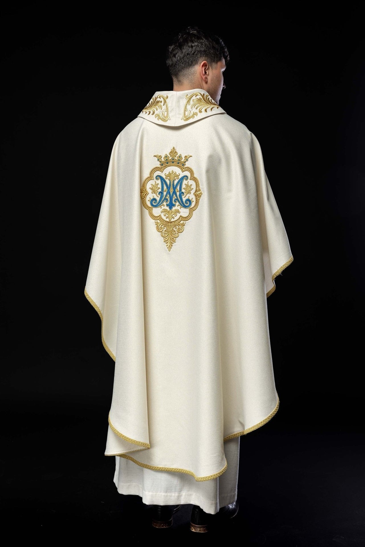 Ornat Maryjny z Haftem Herbu i Złotą Koroną - Elegancki Strój Liturgiczny - SZATYLITURGICZNE.PL