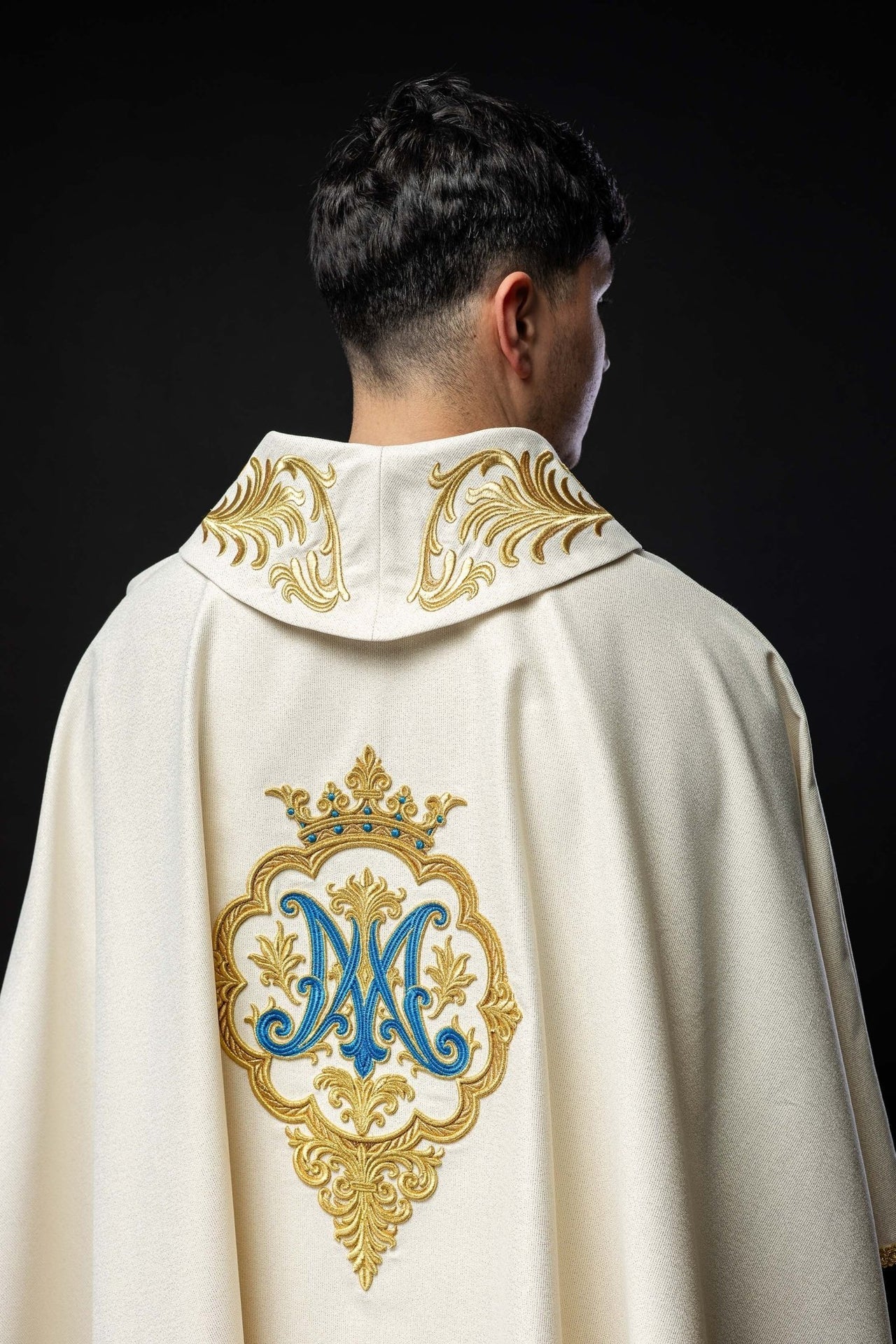 Ornat Maryjny z Haftem Herbu i Złotą Koroną - Elegancki Strój Liturgiczny - SZATYLITURGICZNE.PL