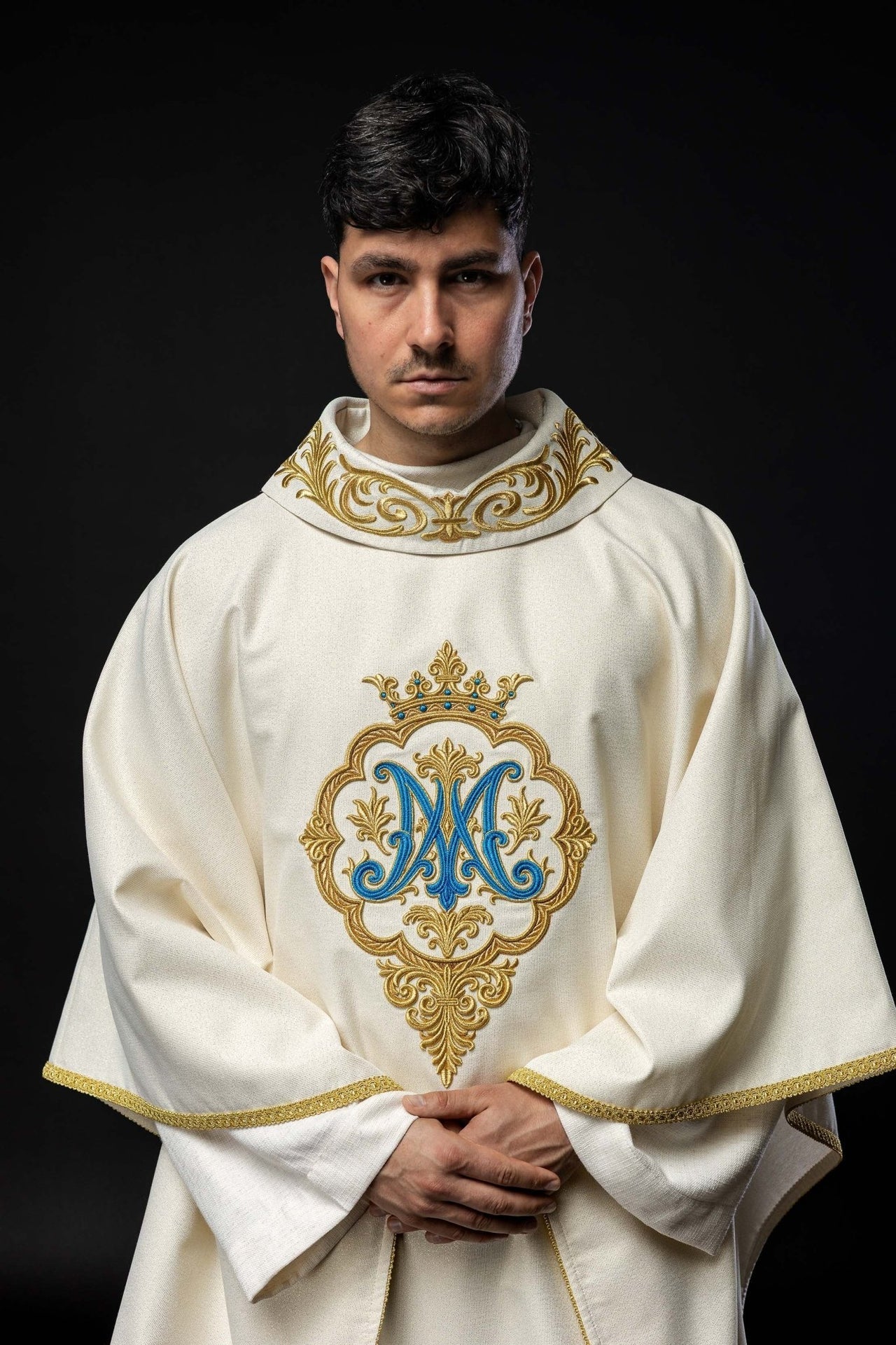 Ornat Maryjny z Haftem Herbu i Złotą Koroną - Elegancki Strój Liturgiczny - SZATYLITURGICZNE.PL