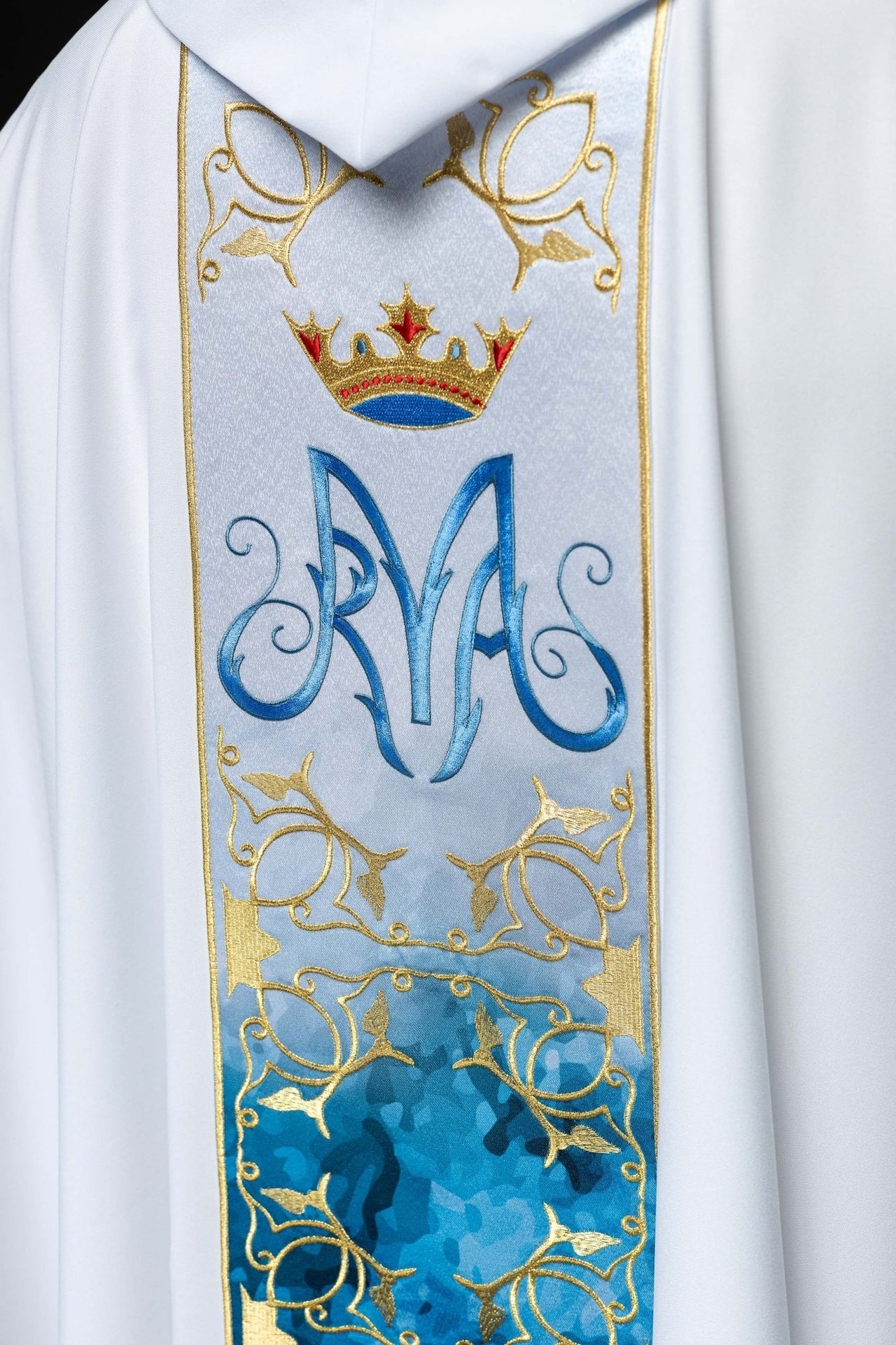 Ornat Maryjny z Haftem i Sublimacją - Szaty Liturgiczne - SZATYLITURGICZNE.PL