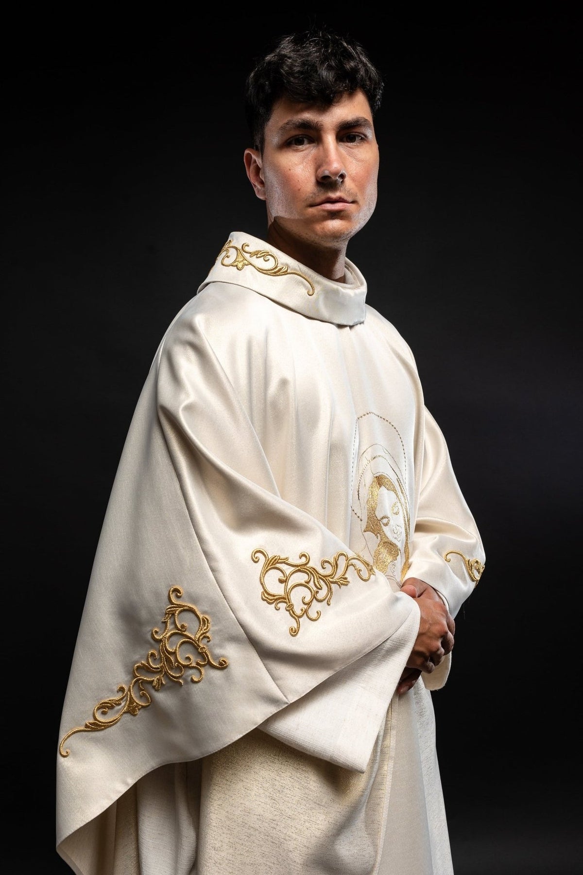 Ornat Maryjny z Haftem Matki Bożej Tulącej - Elegancki i Uroczysty - SZATYLITURGICZNE.PL