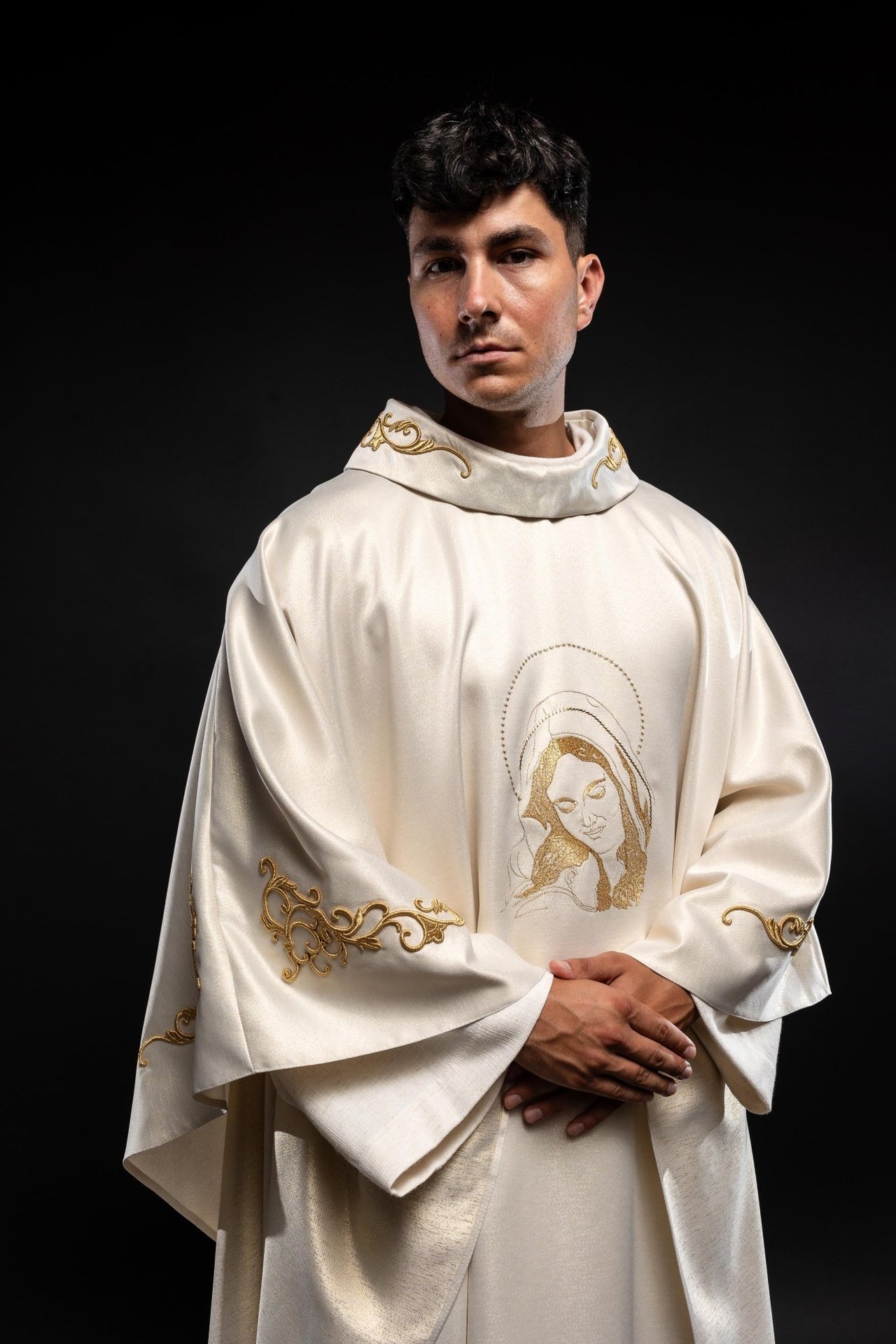 Ornat Maryjny z Haftem Matki Bożej Tulącej - Elegancki i Uroczysty - SZATYLITURGICZNE.PL