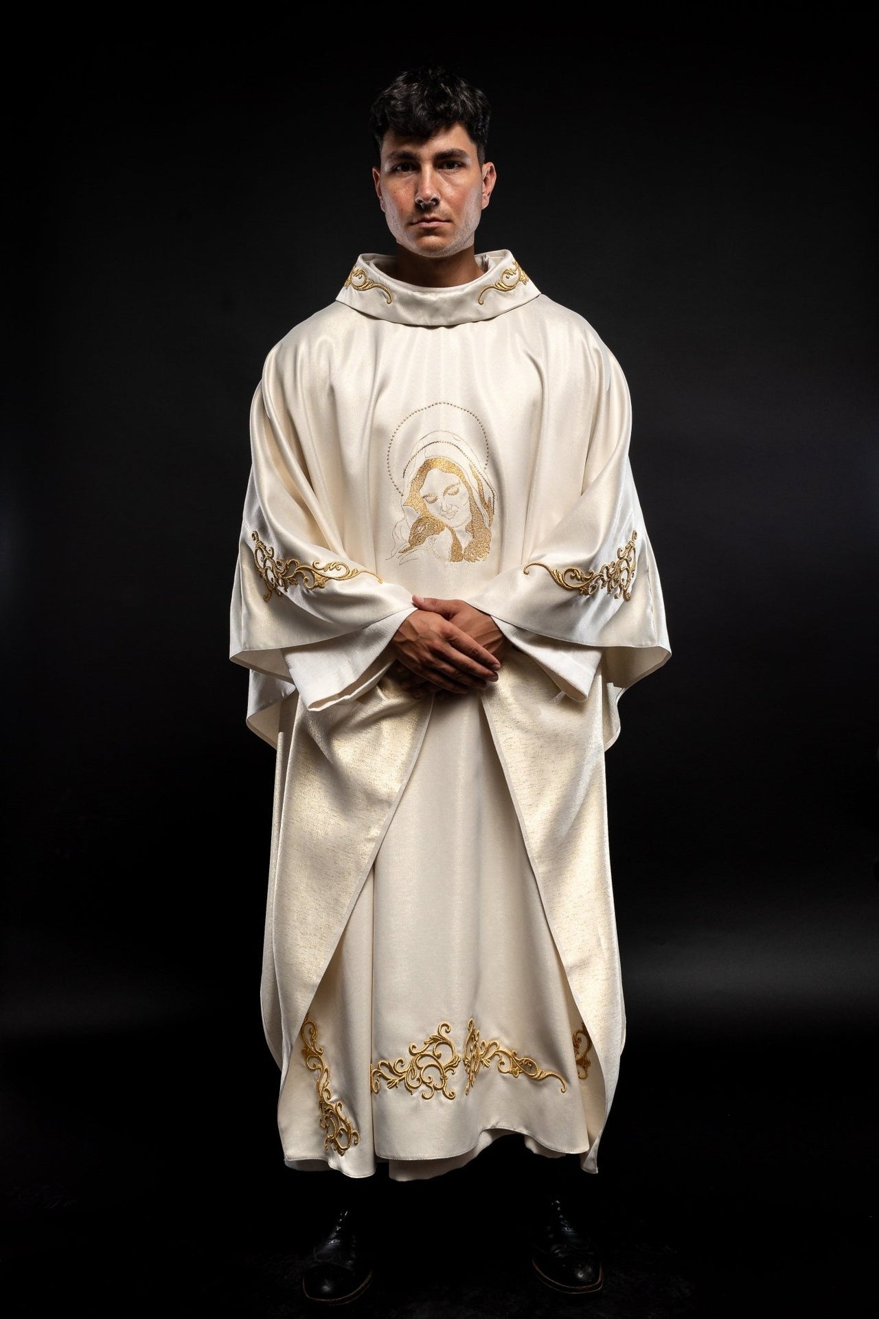 Ornat Maryjny z Haftem Matki Bożej Tulącej - Elegancki i Uroczysty - SZATYLITURGICZNE.PL