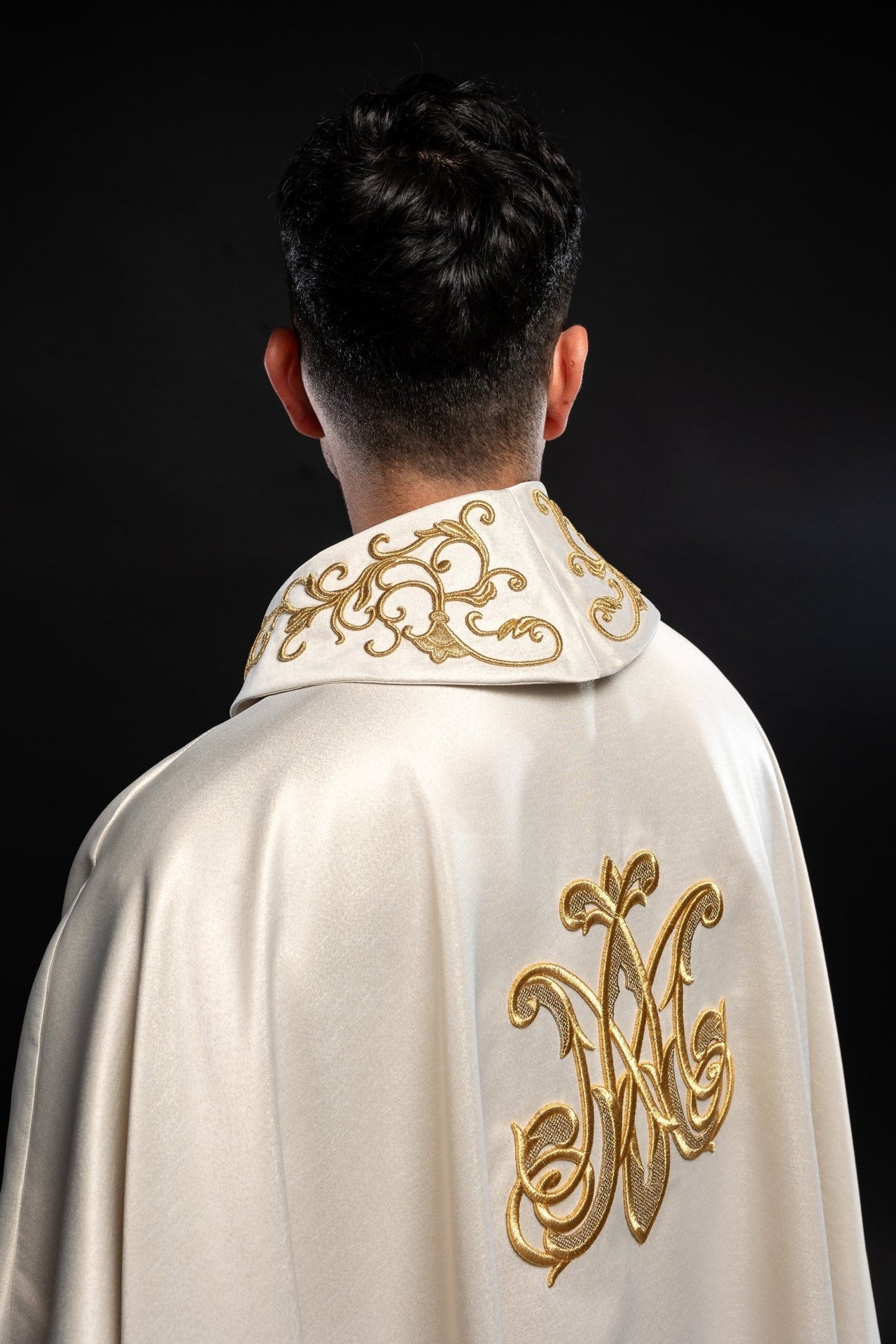 Ornat Maryjny z Haftem Matki Bożej Tulącej - Elegancki i Uroczysty - SZATYLITURGICZNE.PL