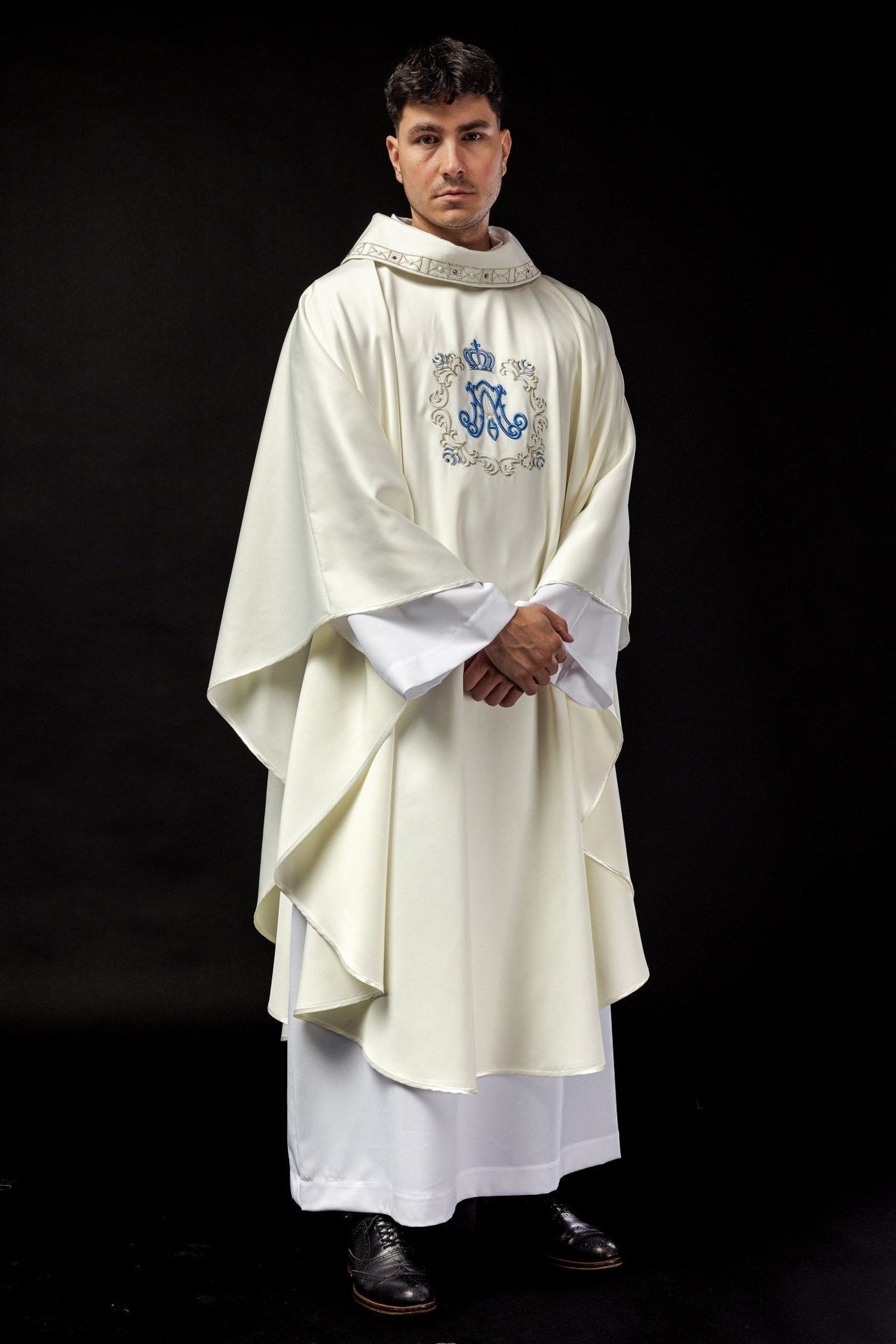 Ornat Maryjny z Haftem, Perełkami i Złotą Lamówką - Włoska Tkanina - SZATYLITURGICZNE.PL