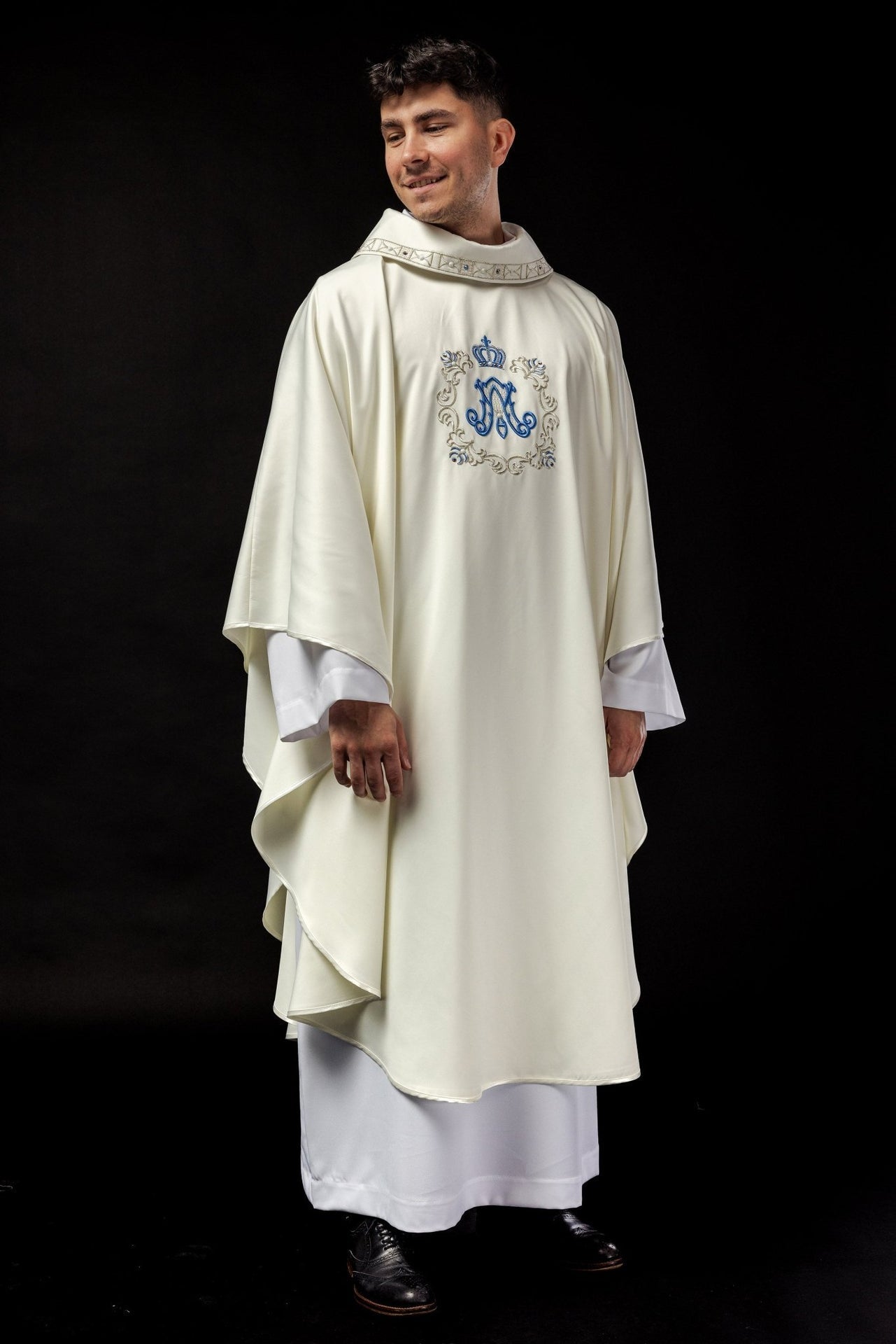 Ornat Maryjny z Haftem, Perełkami i Złotą Lamówką - Włoska Tkanina - SZATYLITURGICZNE.PL