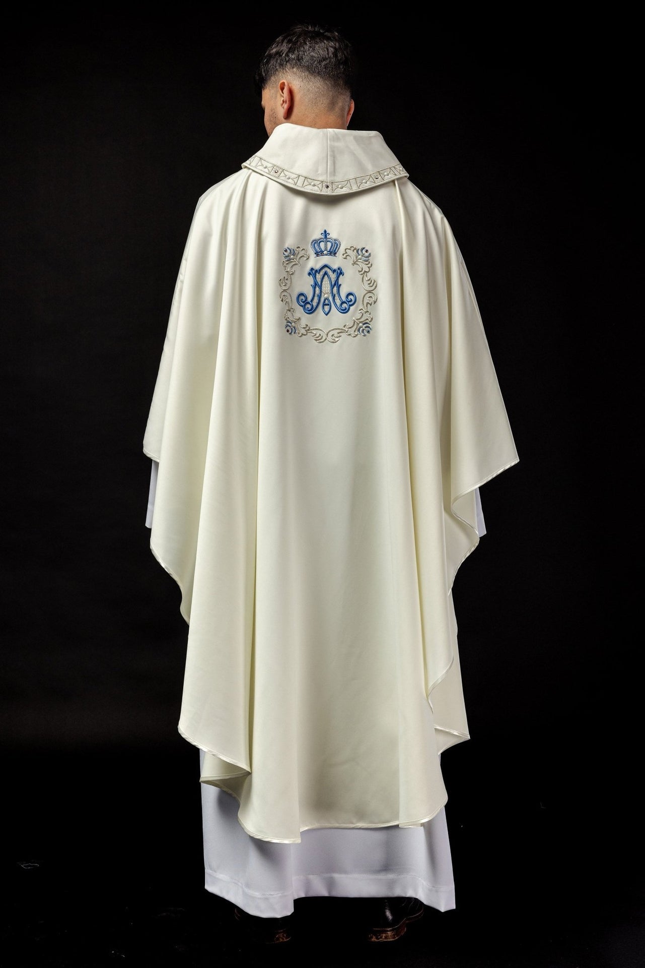 Ornat Maryjny z Haftem, Perełkami i Złotą Lamówką - Włoska Tkanina - SZATYLITURGICZNE.PL