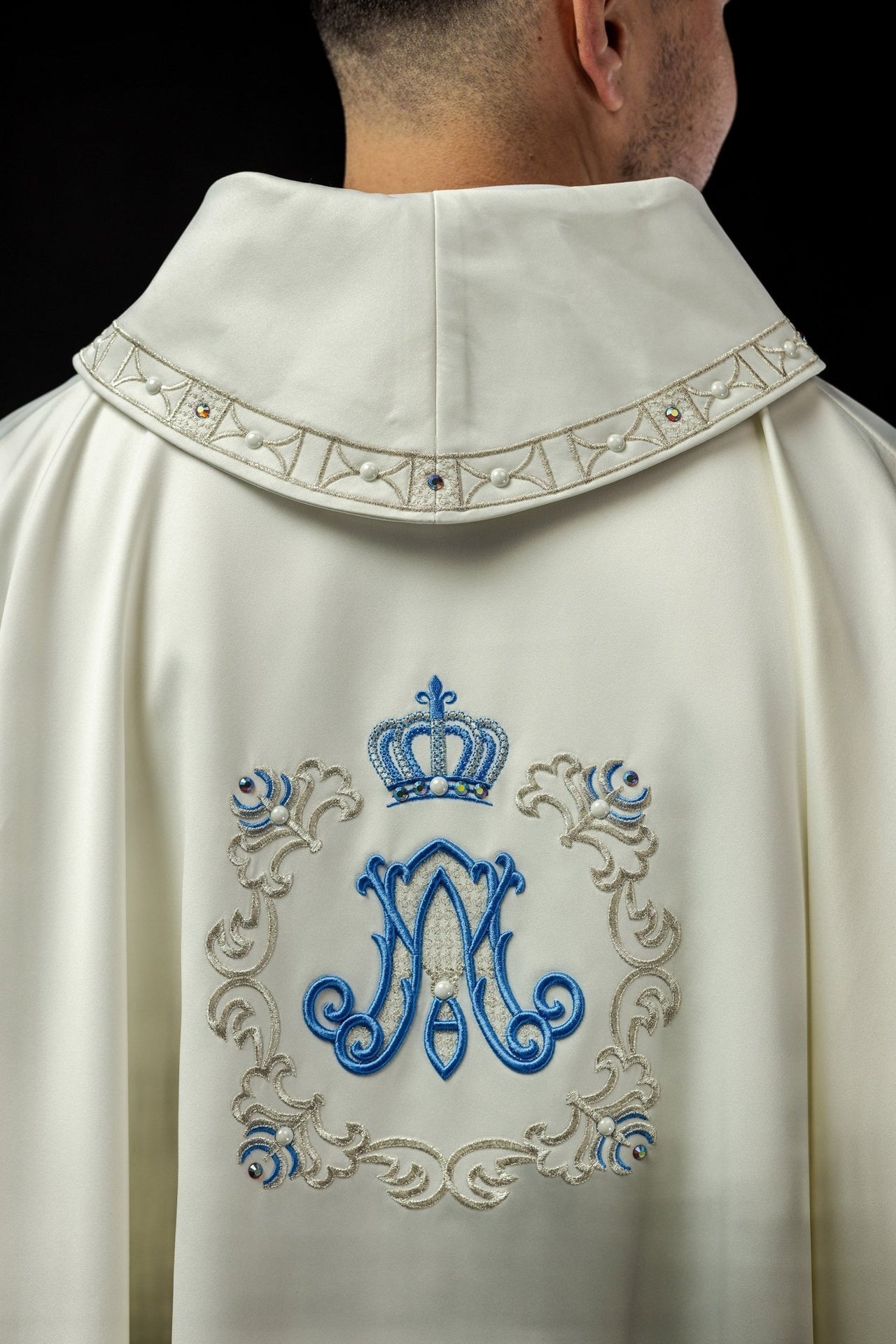 Ornat Maryjny z Haftem, Perełkami i Złotą Lamówką - Włoska Tkanina - SZATYLITURGICZNE.PL
