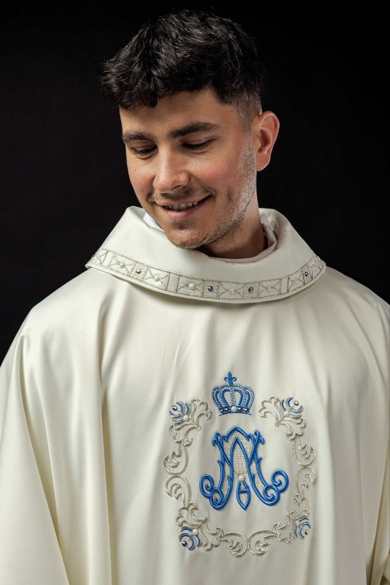 Ornat Maryjny z Haftem, Perełkami i Złotą Lamówką - Włoska Tkanina - SZATYLITURGICZNE.PL