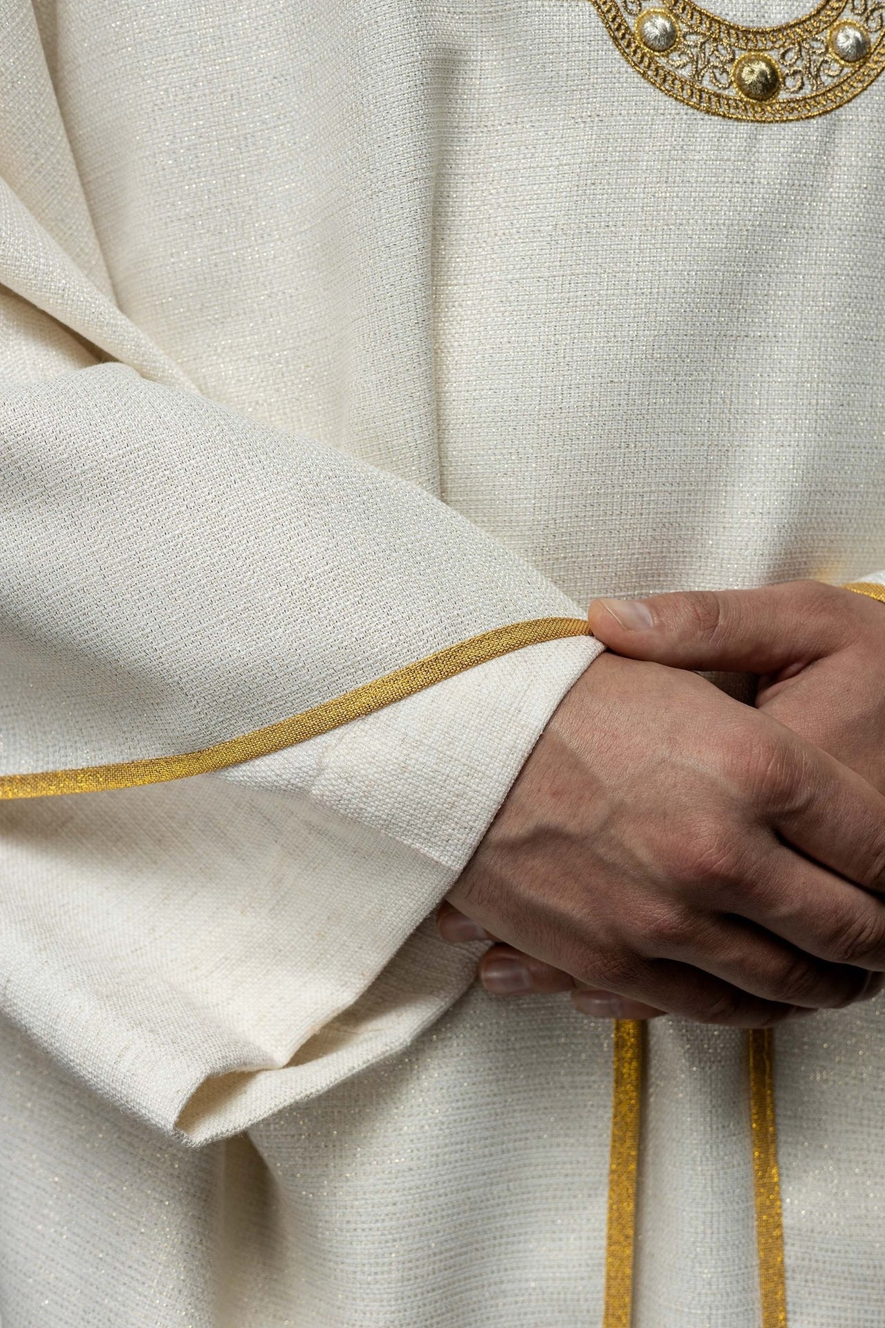 Ornat Maryjny z Haftowanym Herbem i Złotą Koroną - SZATYLITURGICZNE.PL