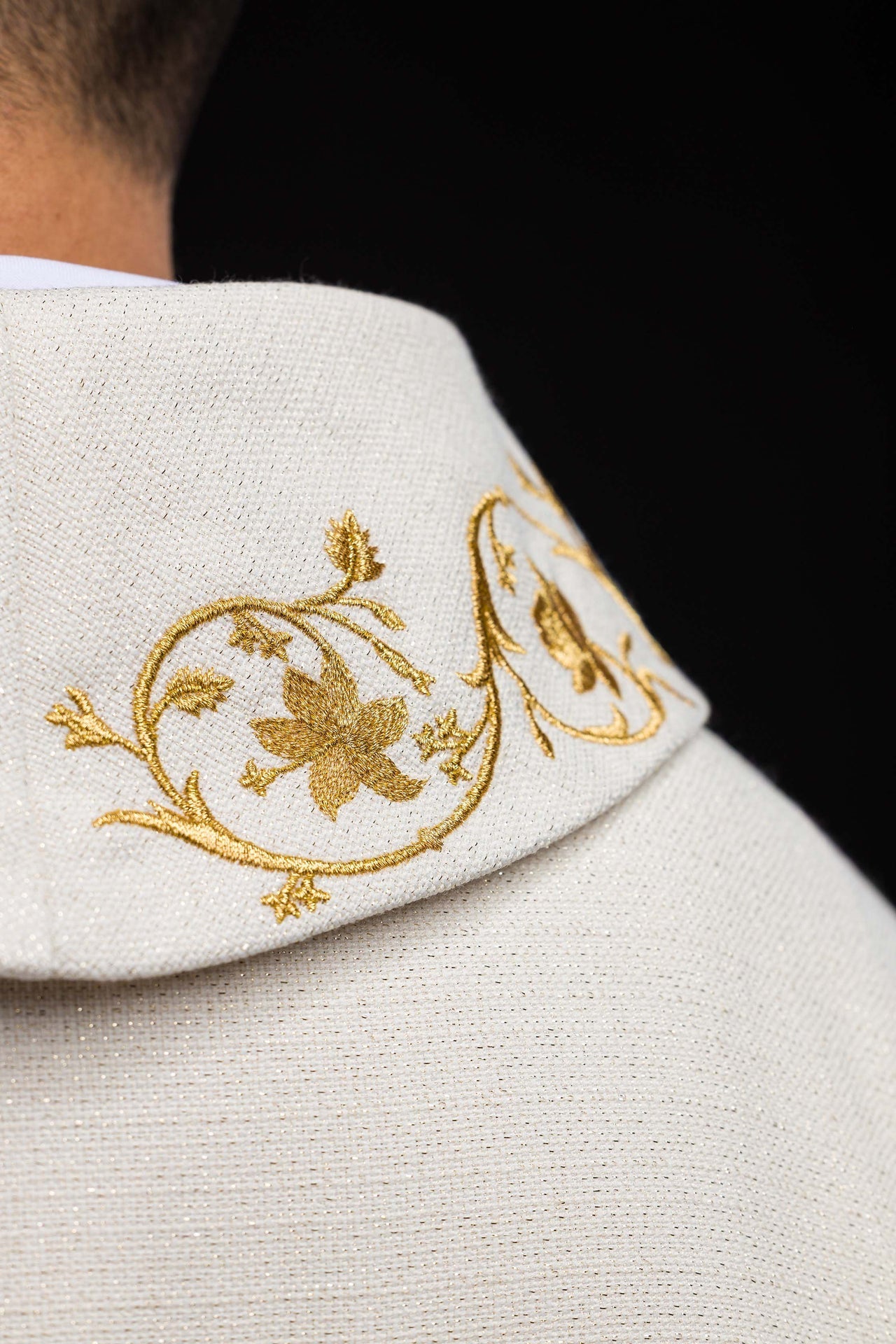 Ornat Maryjny z Haftowanym Herbem i Złotą Koroną - Elegancka Szata Liturgiczna - SZATYLITURGICZNE.PL