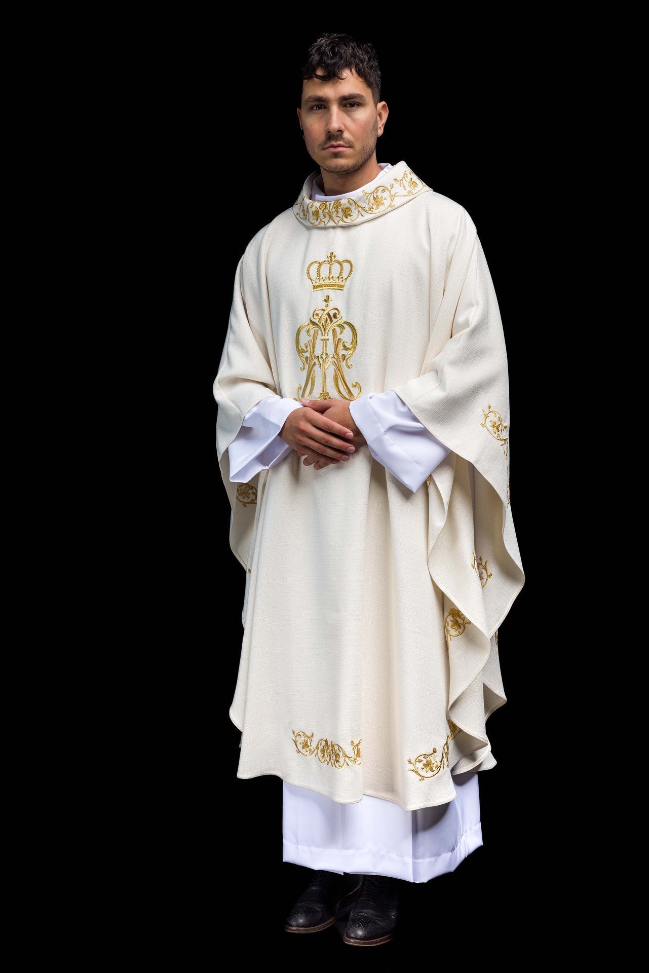 Ornat Maryjny z Haftowanym Herbem i Złotą Koroną - Elegancka Szata Liturgiczna - SZATYLITURGICZNE.PL