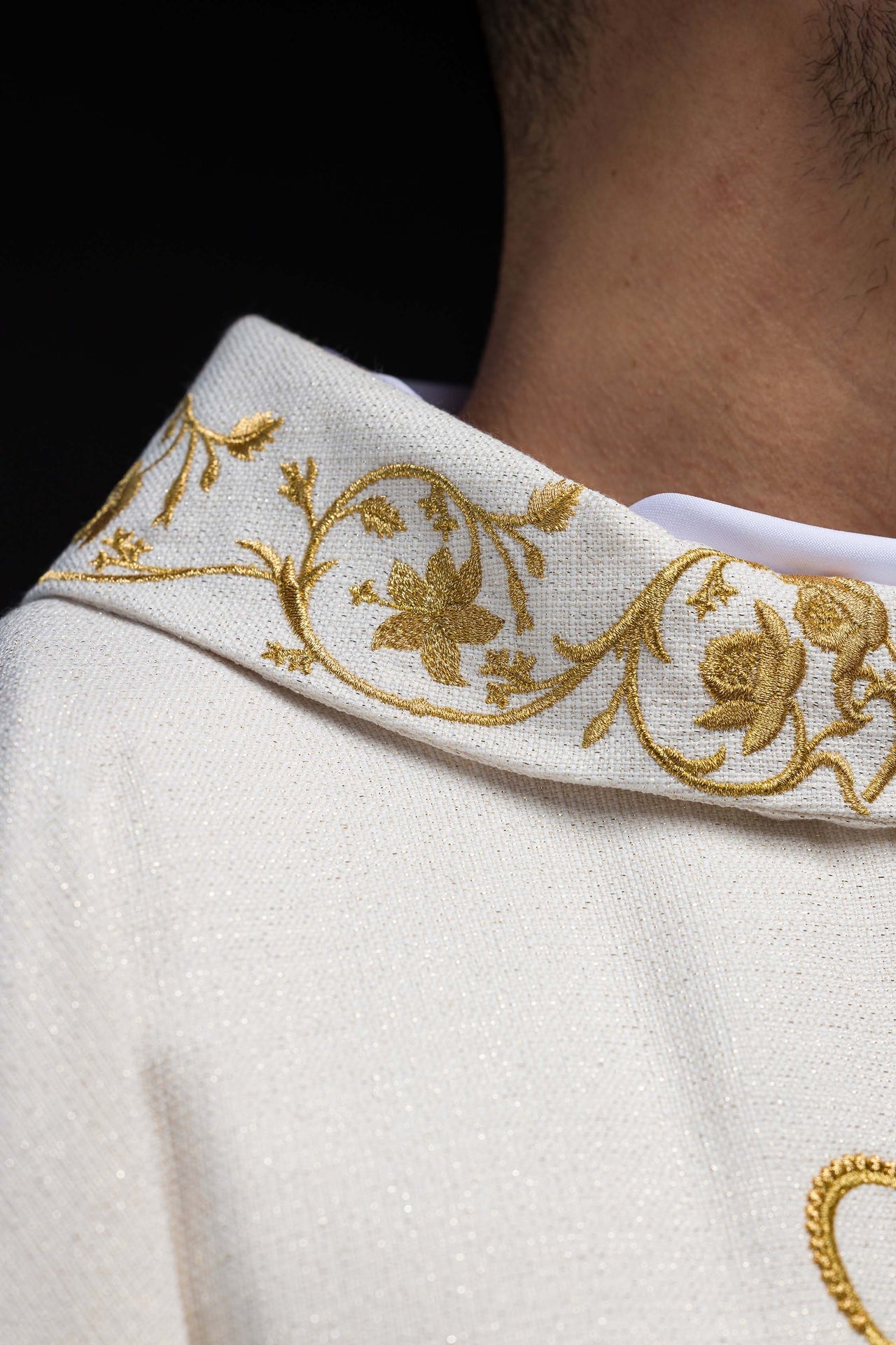 Ornat Maryjny z Haftowanym Herbem i Złotą Koroną - Elegancka Szata Liturgiczna - SZATYLITURGICZNE.PL