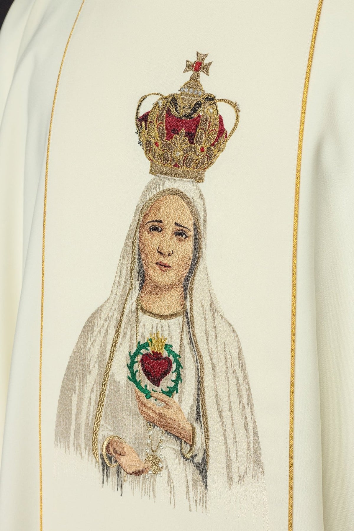Ornat Maryjny Złoty z Haftem Matki Boskiej Fatimskiej - SZATYLITURGICZNE.PL
