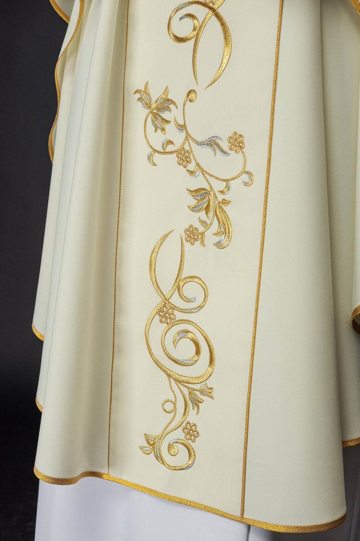 Ornat Maryjny Złoty z Haftem Matki Boskiej Fatimskiej - SZATYLITURGICZNE.PL