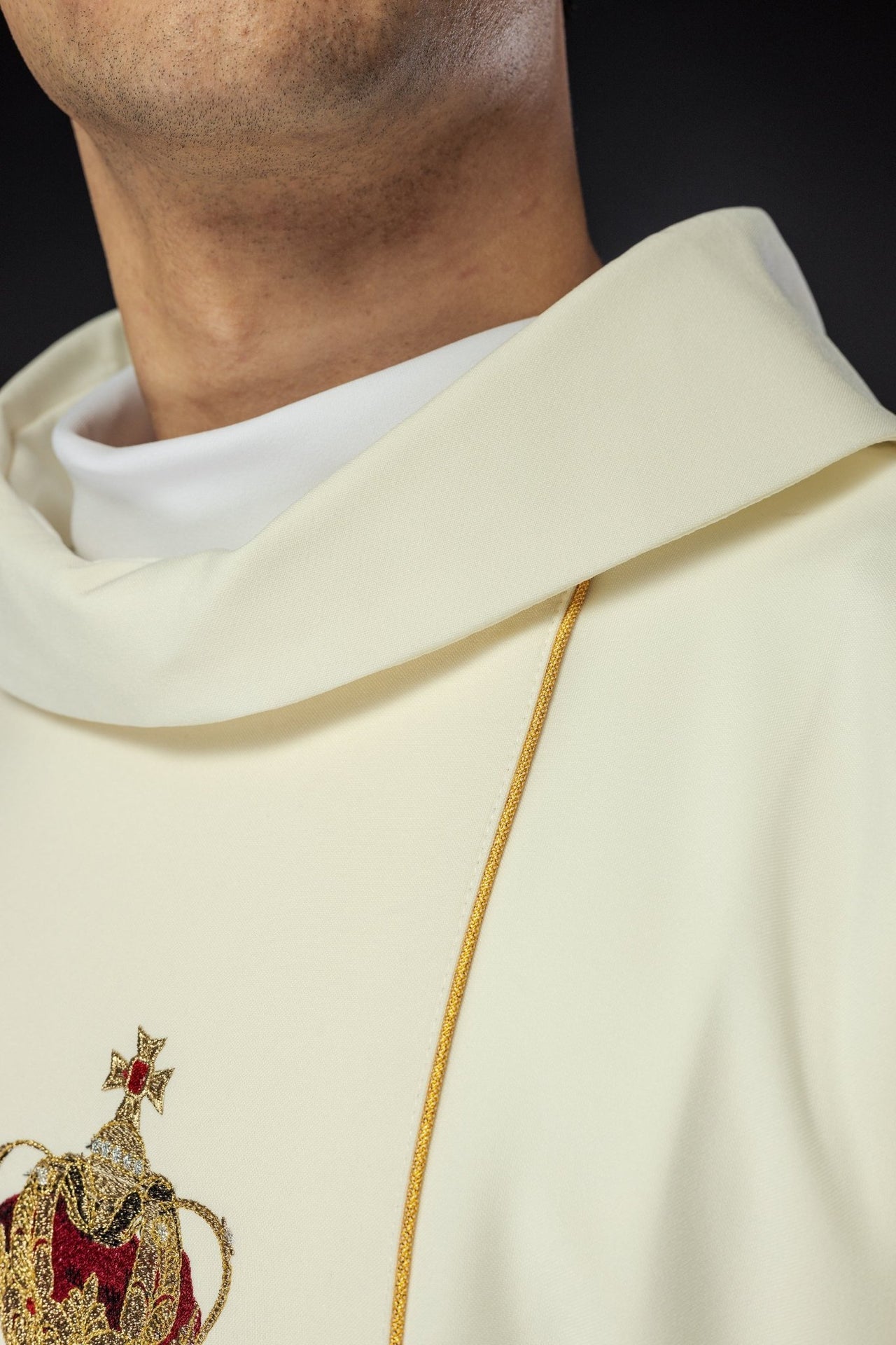 Ornat Maryjny Złoty z Haftem Matki Boskiej Fatimskiej - SZATYLITURGICZNE.PL