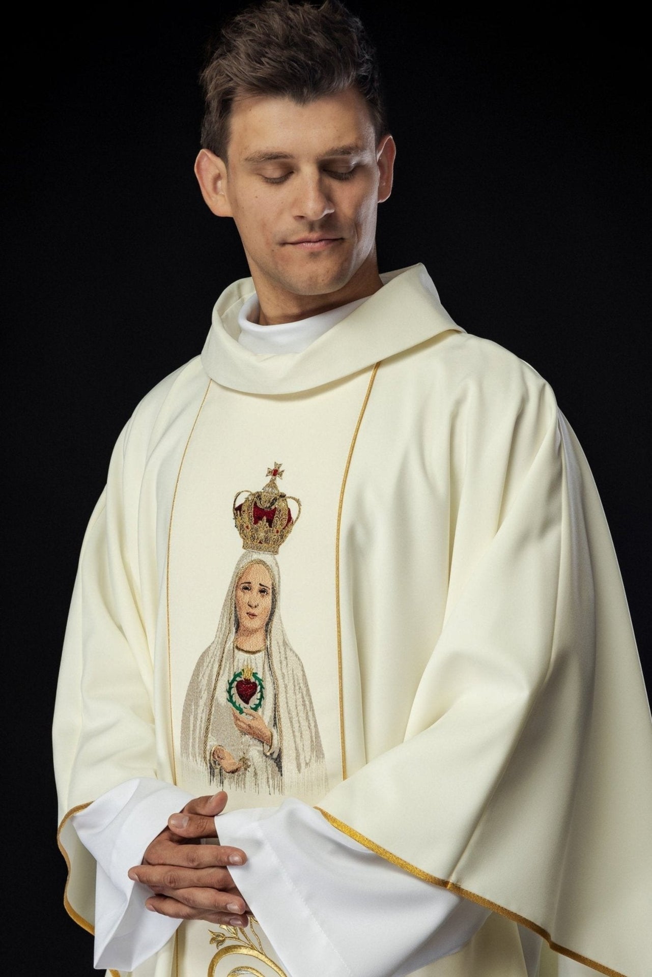 Ornat Maryjny Złoty z Haftem Matki Boskiej Fatimskiej - SZATYLITURGICZNE.PL