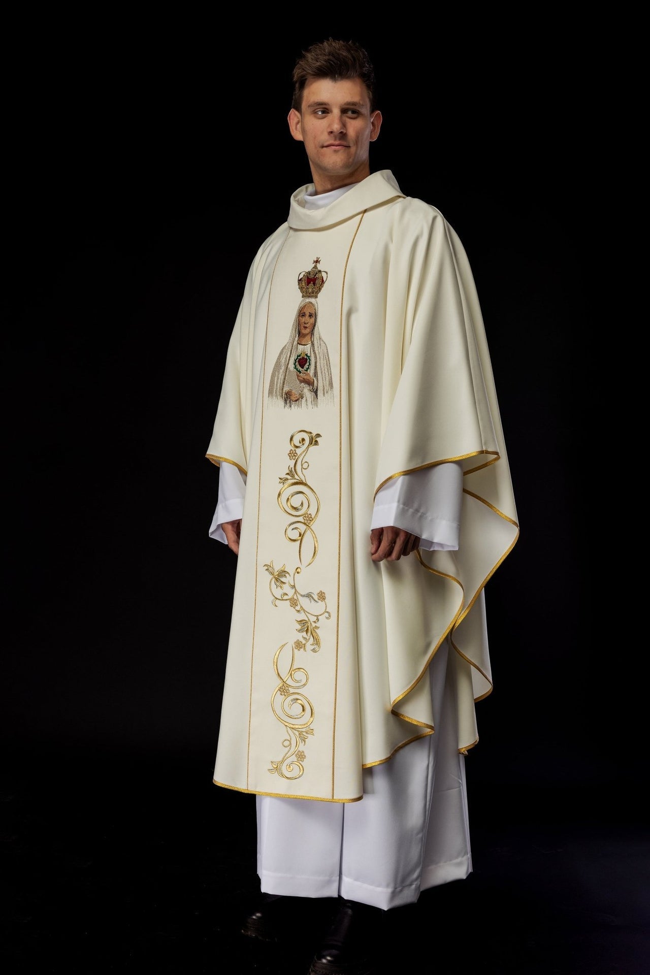 Ornat Maryjny Złoty z Haftem Matki Boskiej Fatimskiej - SZATYLITURGICZNE.PL