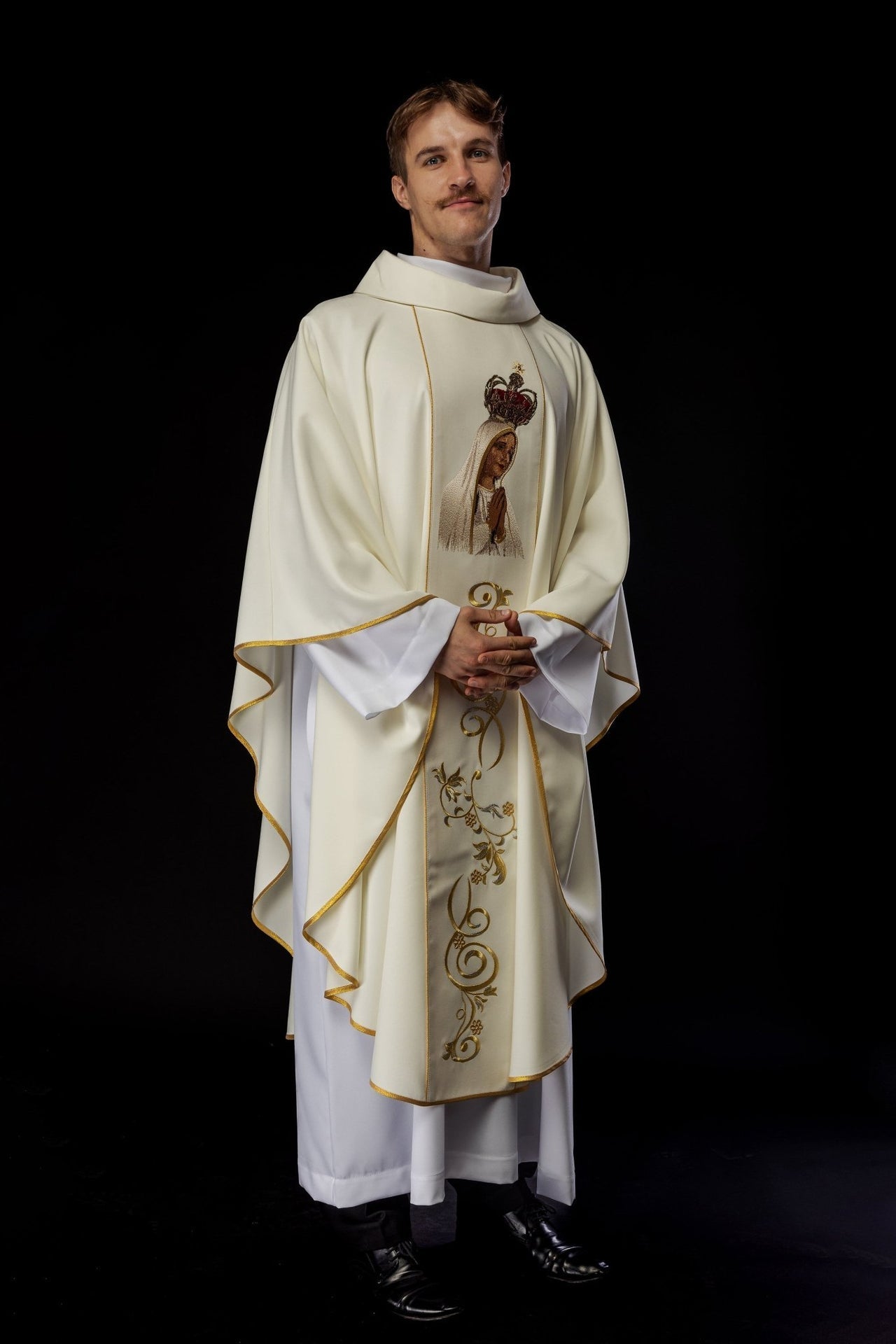 Ornat Maryjny Złoty z Haftem Matki Boskiej Fatimskiej - SZATYLITURGICZNE.PL