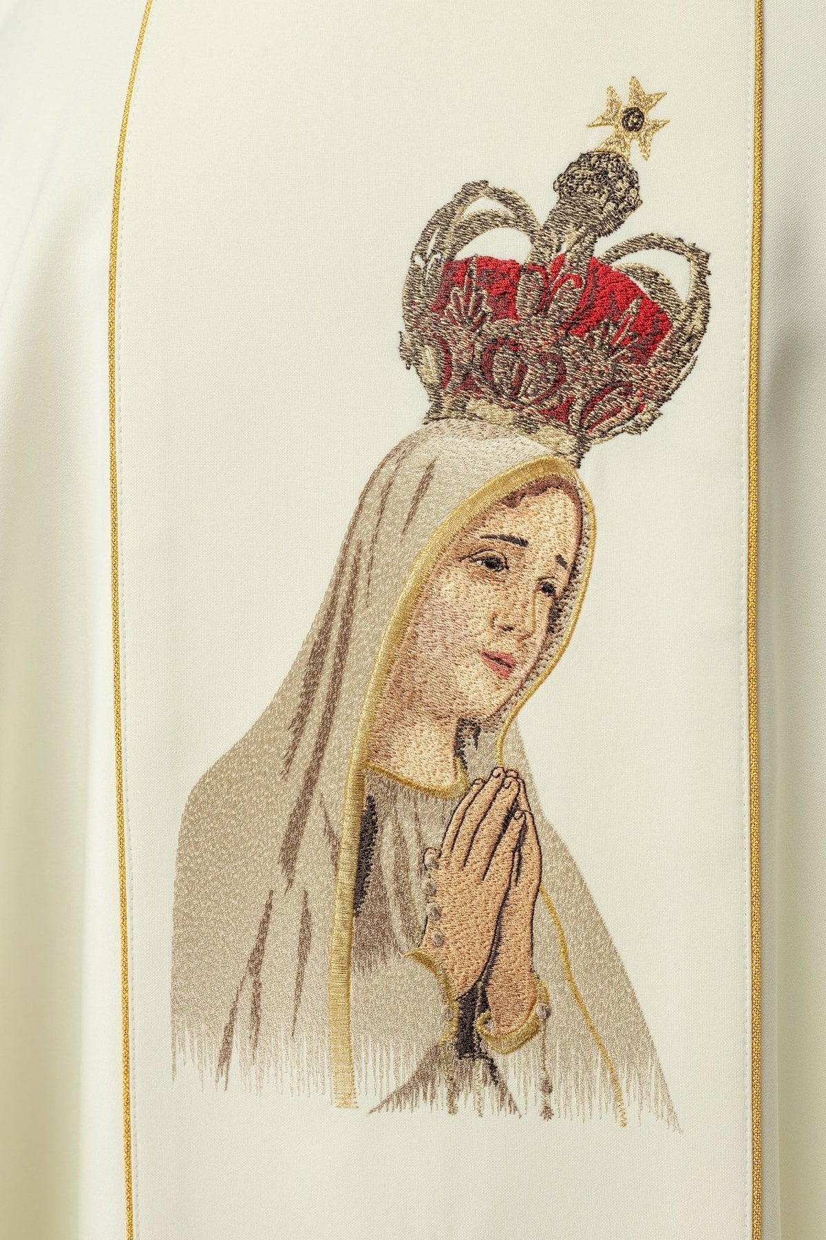 Ornat Maryjny Złoty z Haftem Matki Boskiej Fatimskiej - SZATYLITURGICZNE.PL