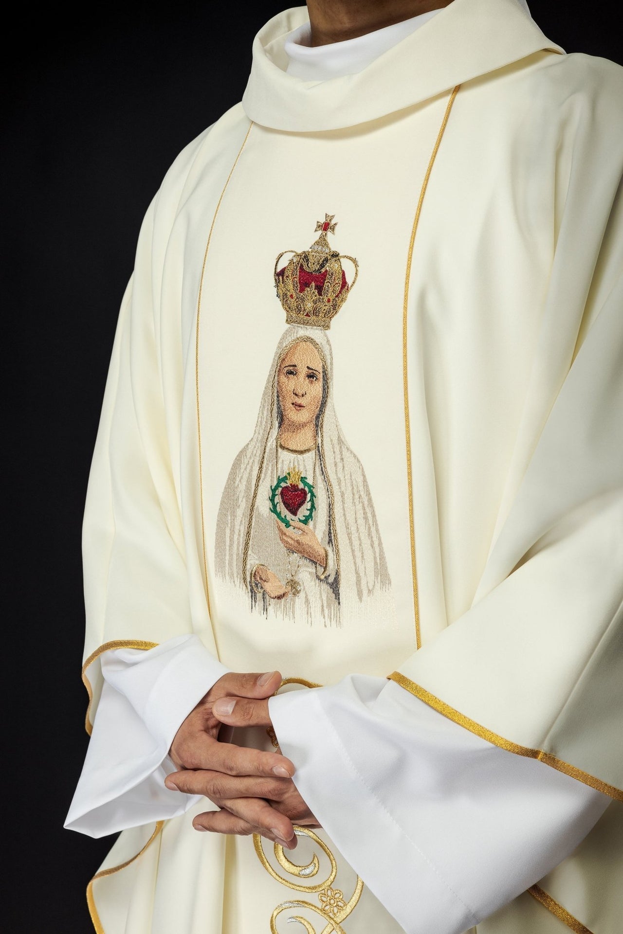Ornat Maryjny Złoty z Haftem Matki Boskiej Fatimskiej - SZATYLITURGICZNE.PL