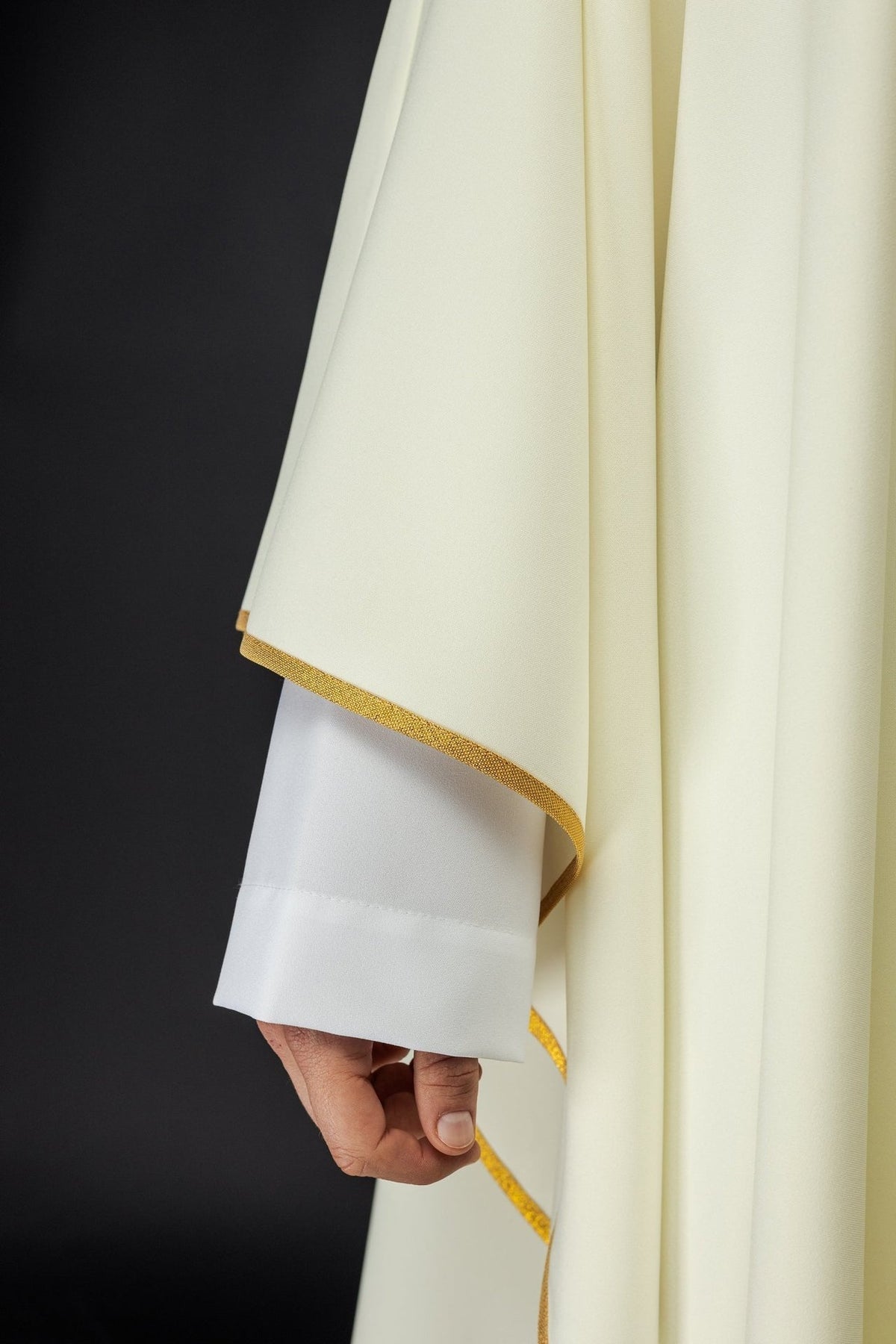 Ornat Maryjny Złoty z Haftem Matki Boskiej Fatimskiej - SZATYLITURGICZNE.PL