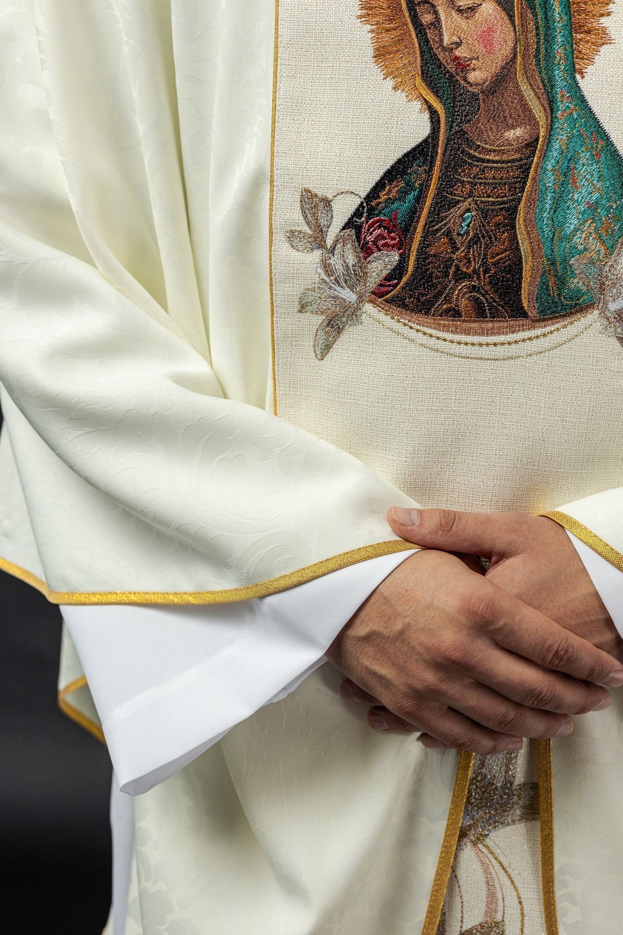 Ornat Maryjny Złoty z Haftem Matki Boskiej Guadalupe - SZATYLITURGICZNE.PL