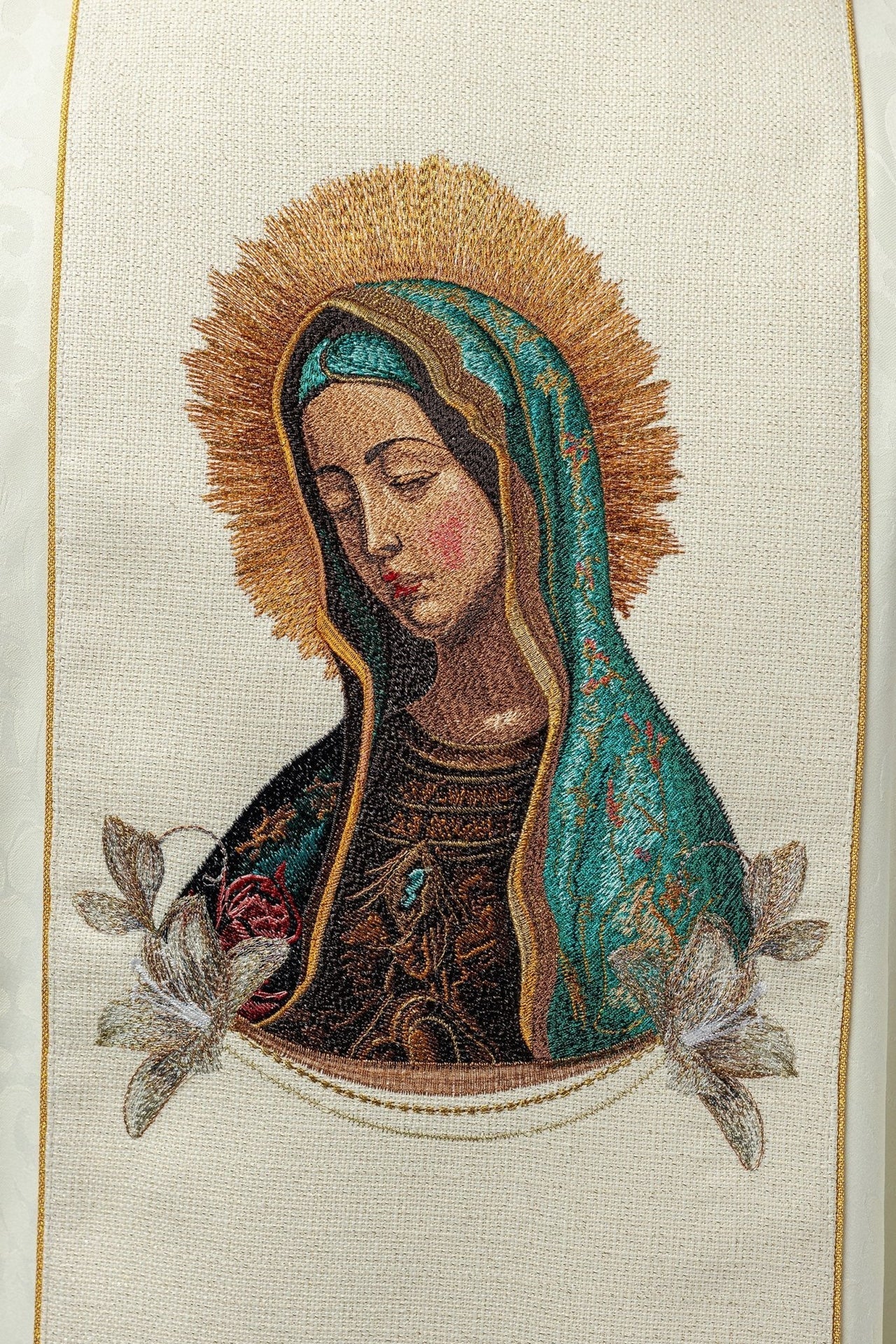 Ornat Maryjny Złoty z Haftem Matki Boskiej Guadalupe - SZATYLITURGICZNE.PL
