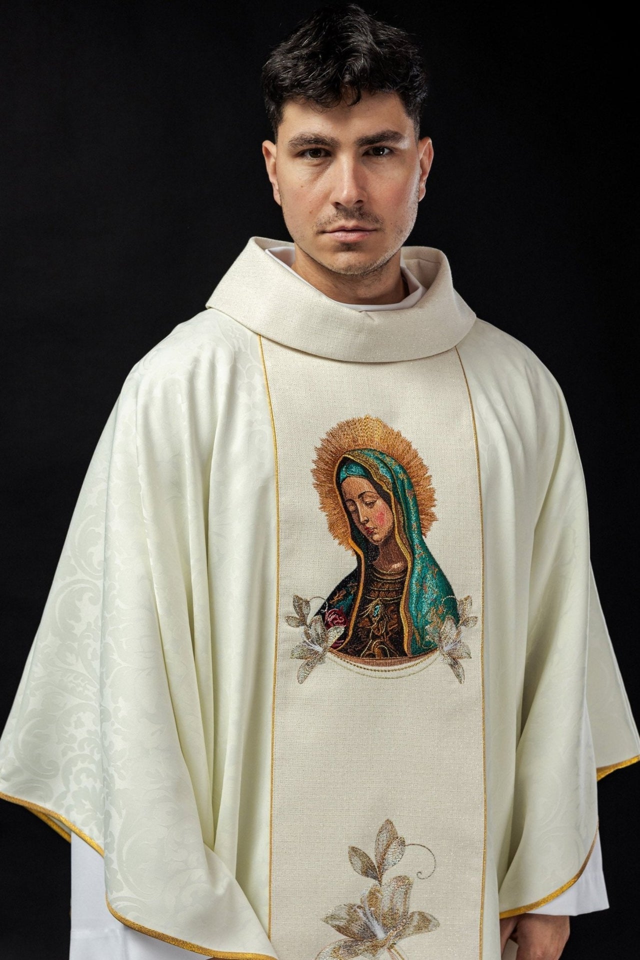 Ornat Maryjny Złoty z Haftem Matki Boskiej Guadalupe - SZATYLITURGICZNE.PL