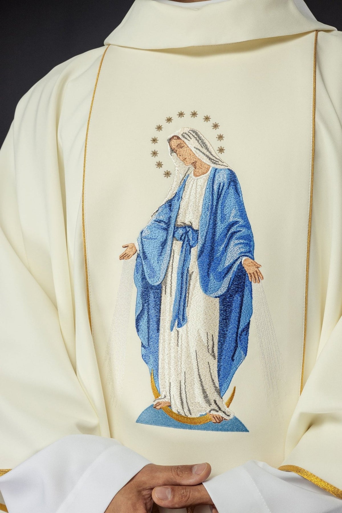 Ornat Maryjny Złoty z Haftem Matki Bożej - Polski Producent - SZATYLITURGICZNE.PL