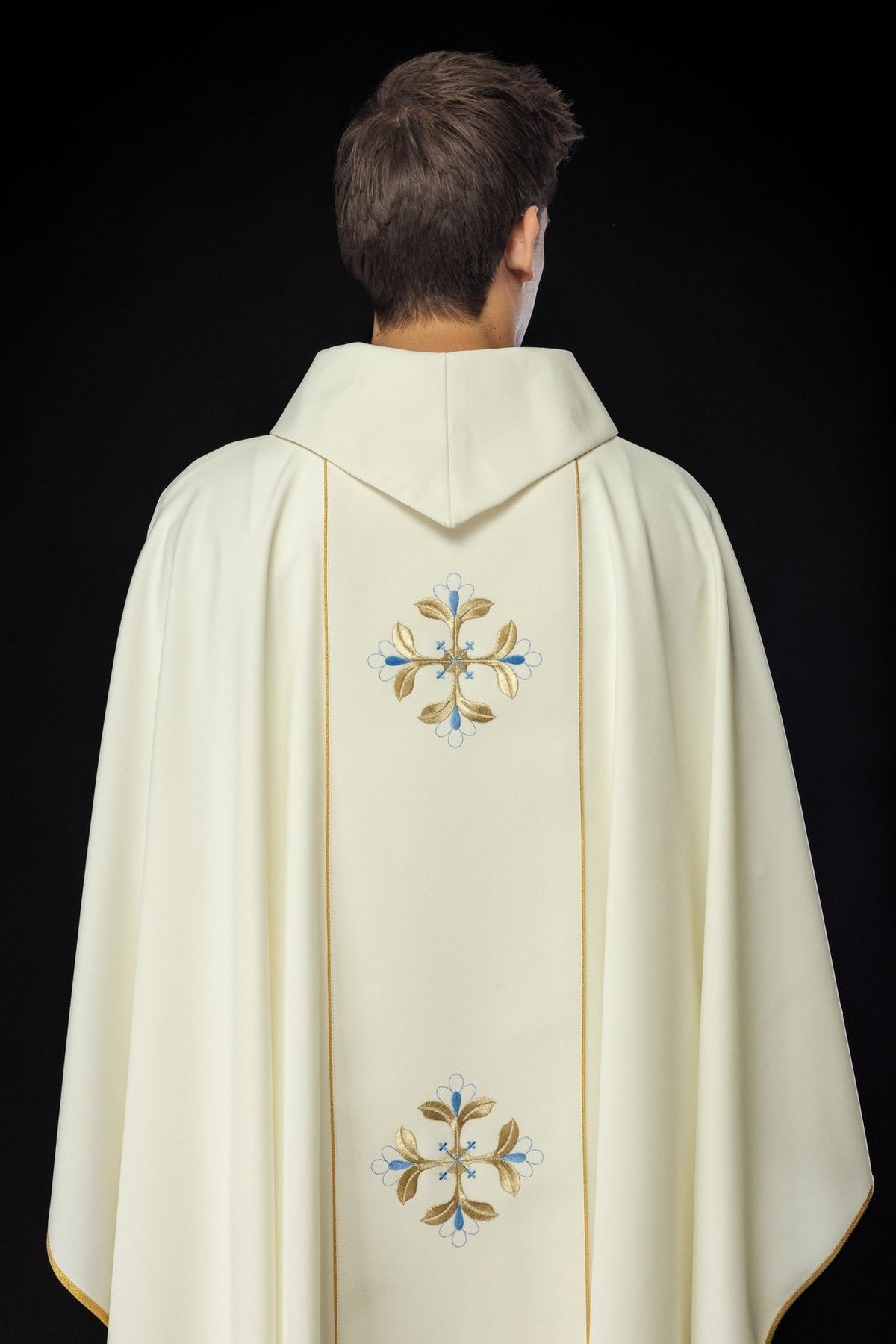 Ornat Maryjny Złoty z Haftem Matki Bożej z Dzieciątkiem - SZATYLITURGICZNE.PL