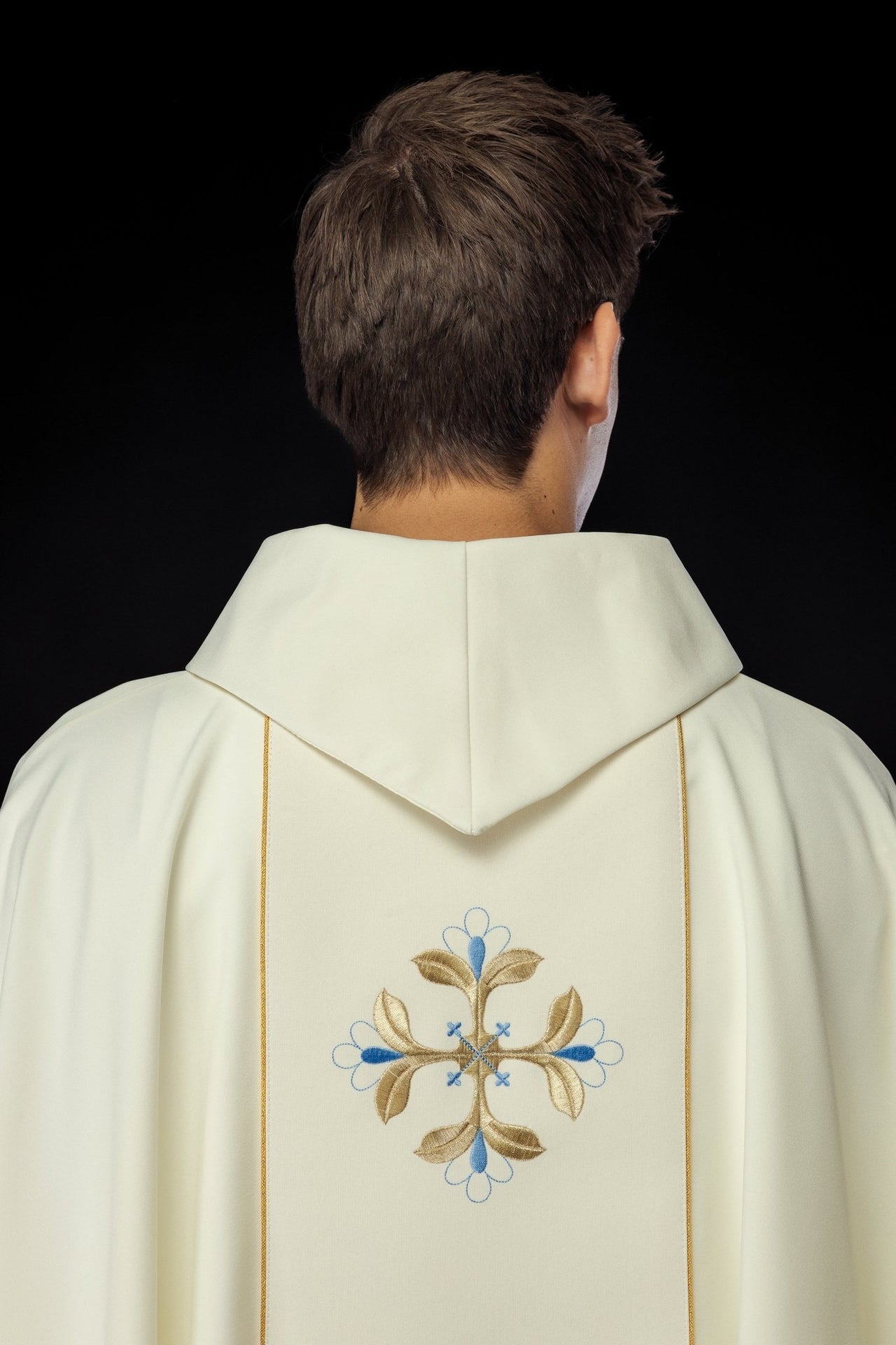 Ornat Maryjny Złoty z Haftem Matki Bożej z Dzieciątkiem - SZATYLITURGICZNE.PL