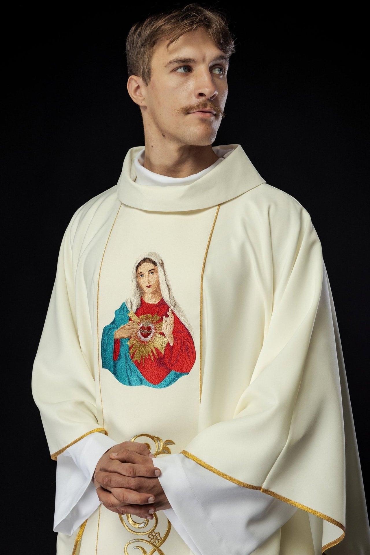 Ornat Maryjny Złoty z Haftem Serca Maryi - Elegancki - SZATYLITURGICZNE.PL