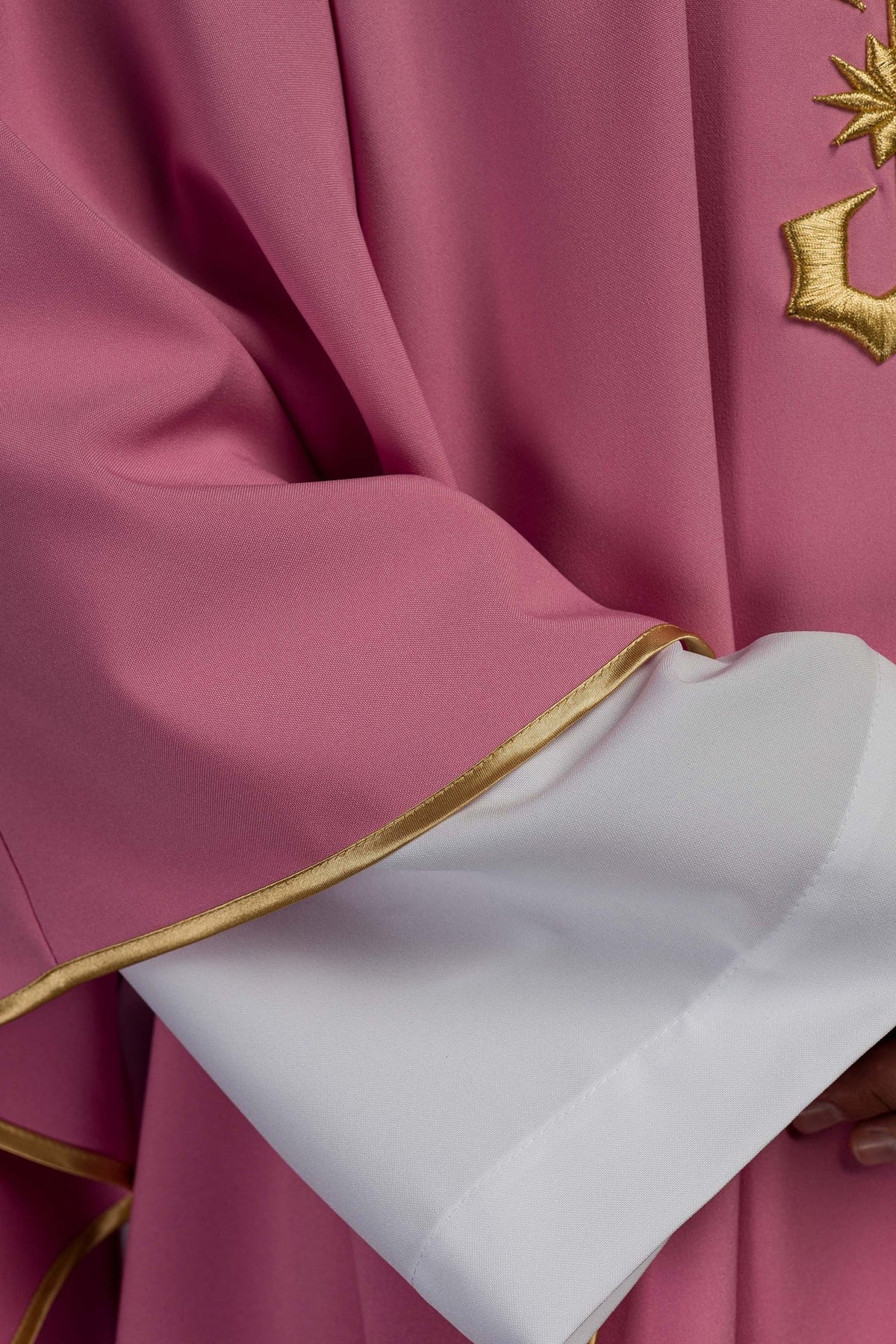 Ornat Różowy IHS Złoty Haft - Szaty Liturgiczne Haftina - SZATYLITURGICZNE.PL