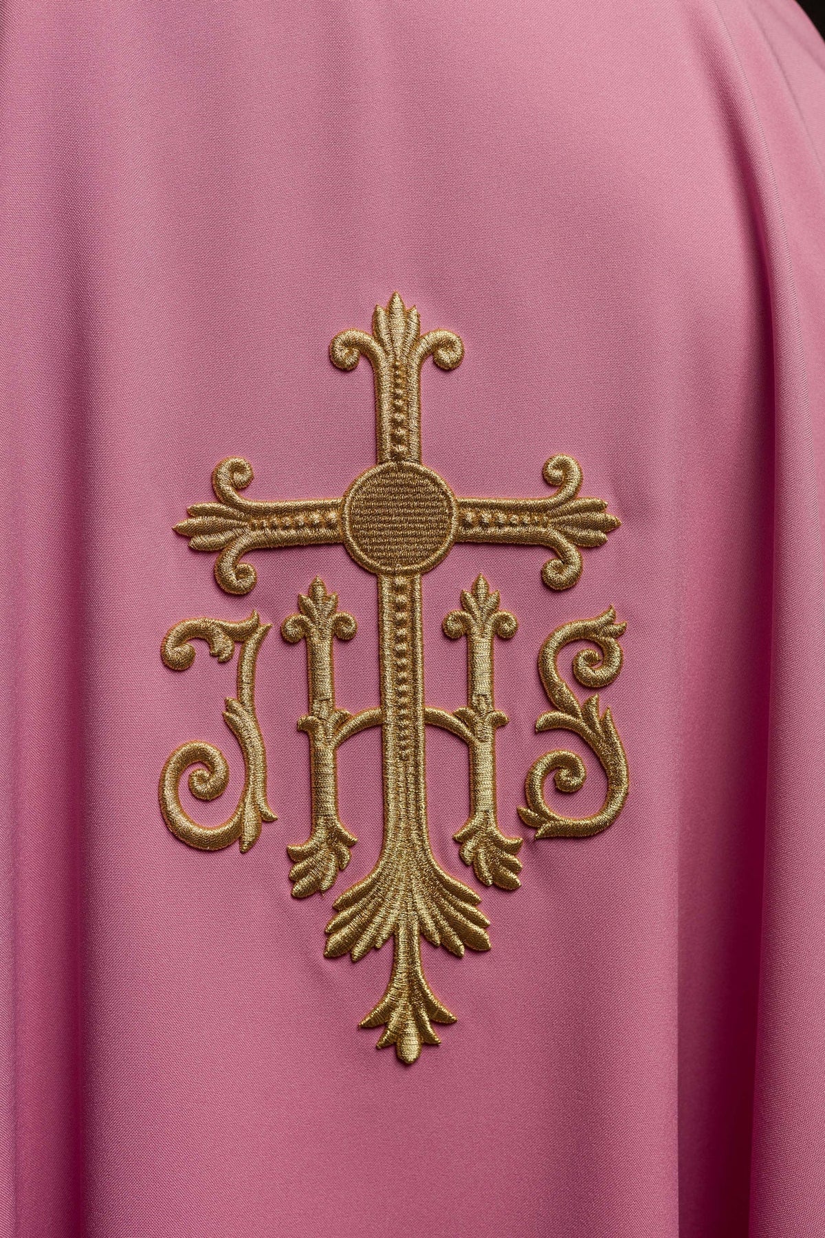 Ornat Różowy Liturgiczny Haftowany JHS - Elegancki Symbol Wiary - SZATYLITURGICZNE.PL