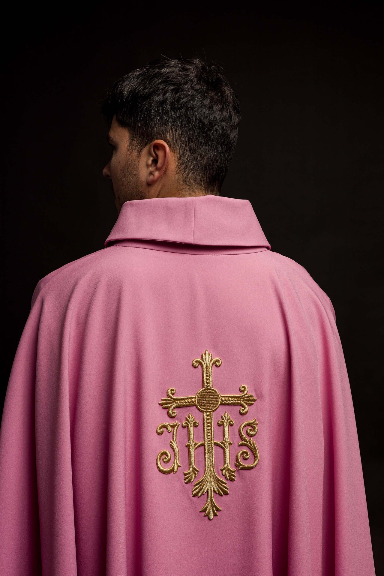 Ornat Różowy Liturgiczny Haftowany JHS - Elegancki Symbol Wiary - SZATYLITURGICZNE.PL