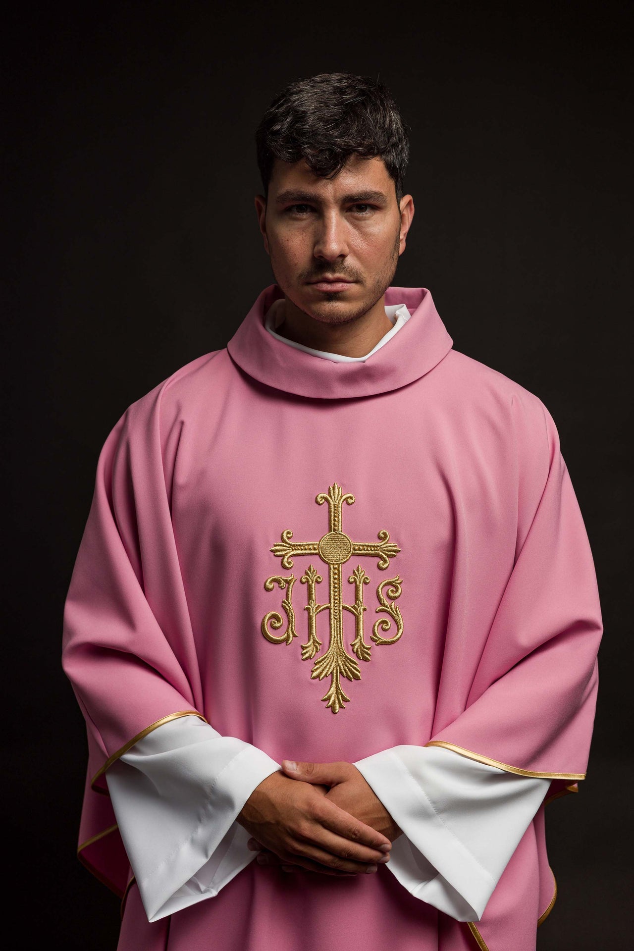 Ornat Różowy Liturgiczny Haftowany JHS - Elegancki Symbol Wiary - SZATYLITURGICZNE.PL